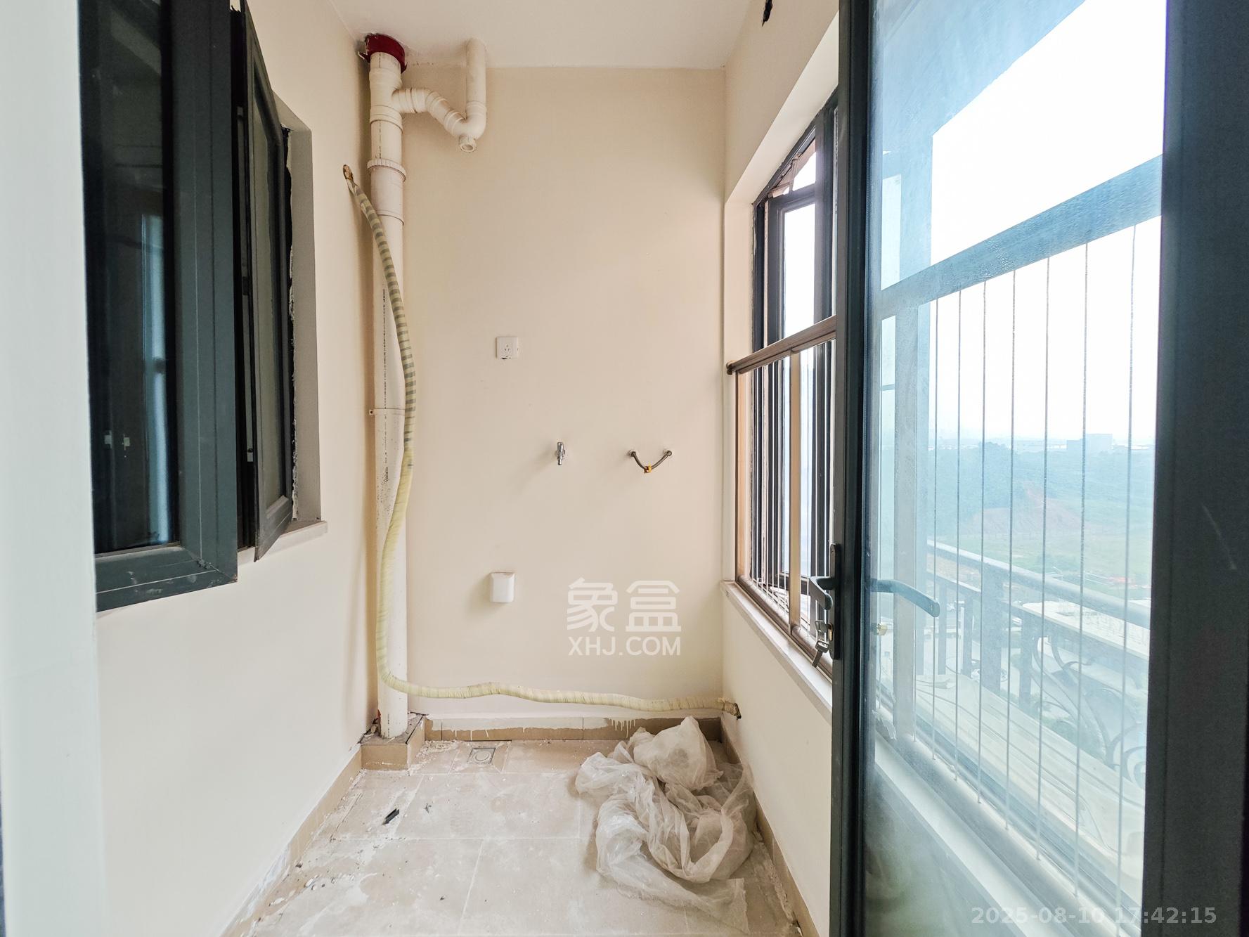 恒大御景天下城二期 3室2厅2卫 97.0万 恒大御景天下城二期 3室2厅2卫 97.0万阳台