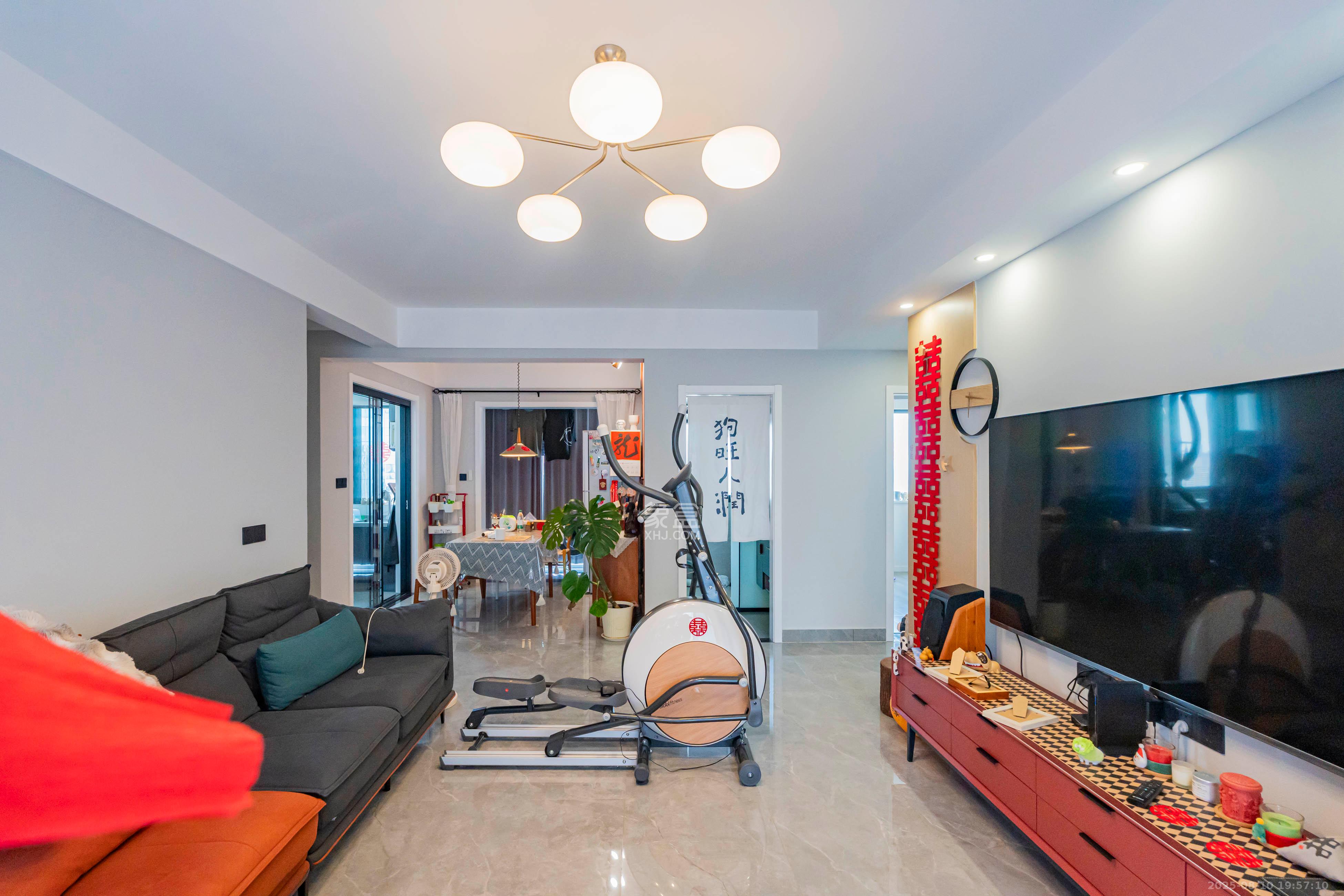 五矿沁园金城(春和景园) 4室2厅2卫 140.0万 五矿沁园金城(春和景园) 4室2厅2卫 140.0万客厅