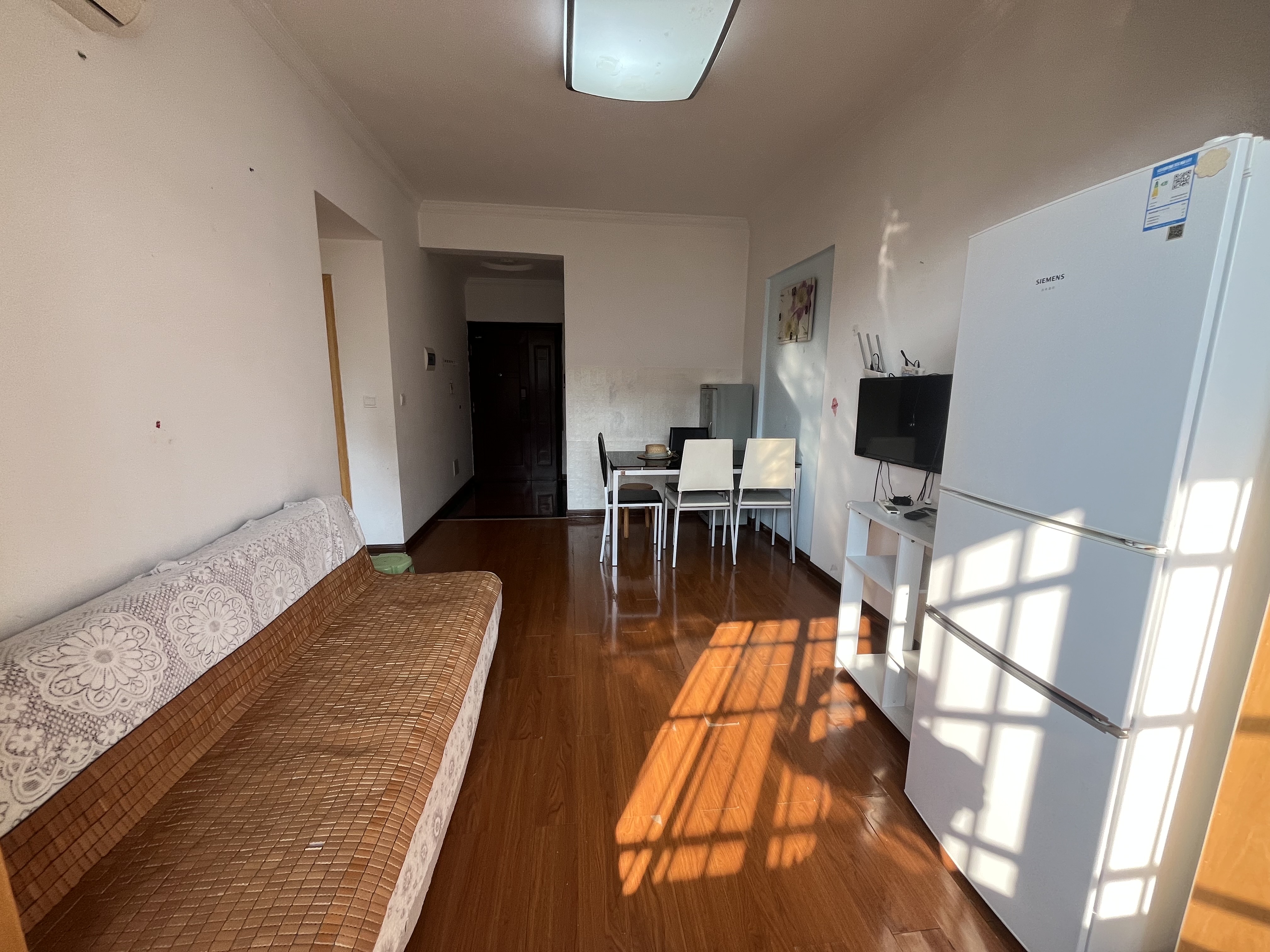 上城世家 2室2厅1卫 1280.0元/月 上城世家 2室2厅1卫 1280.0元/月室内图