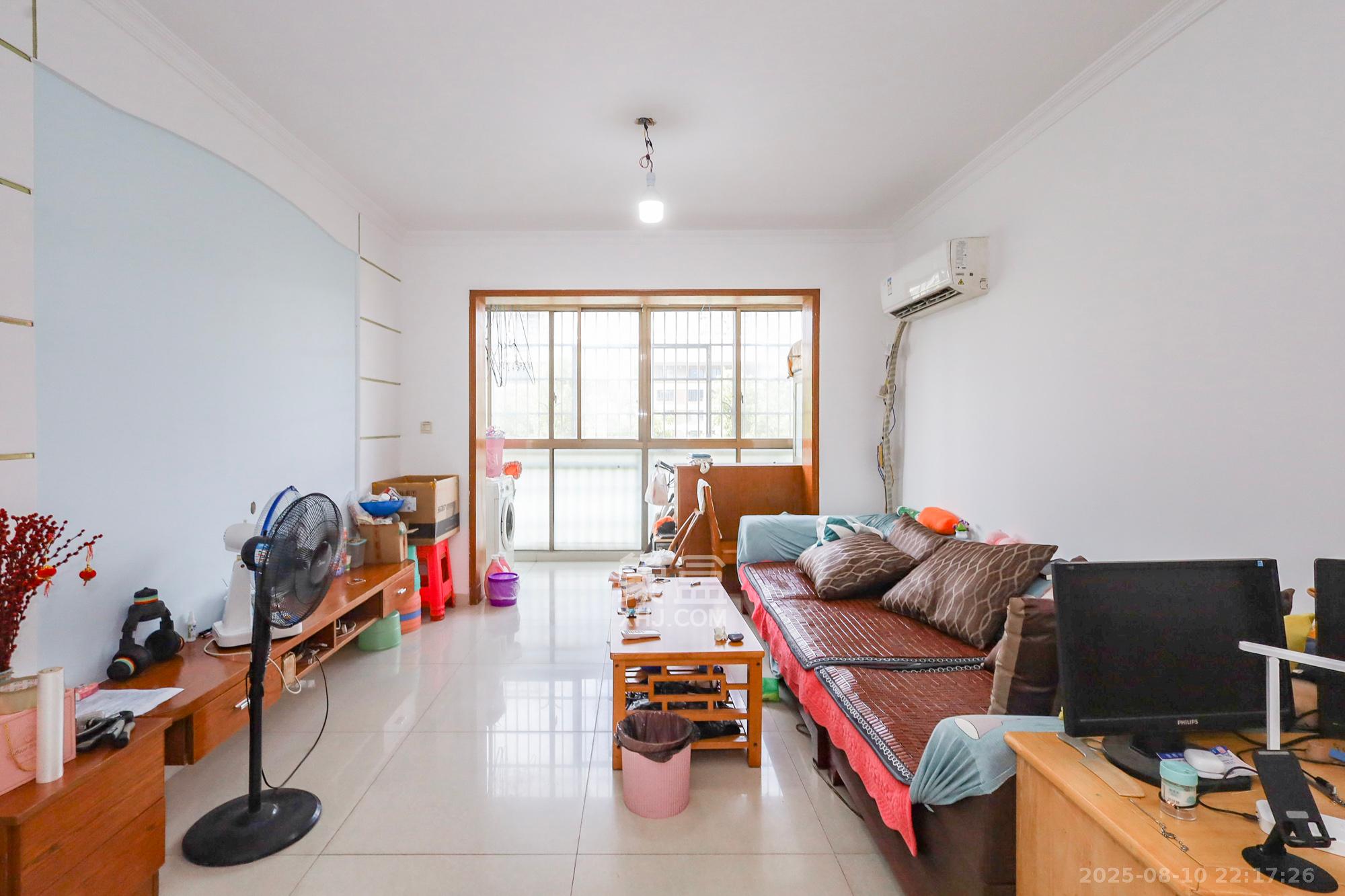 金麓西岸和苑  2室2厅1卫    76.0万 金麓西岸和苑  2室2厅1卫    76.0万客厅