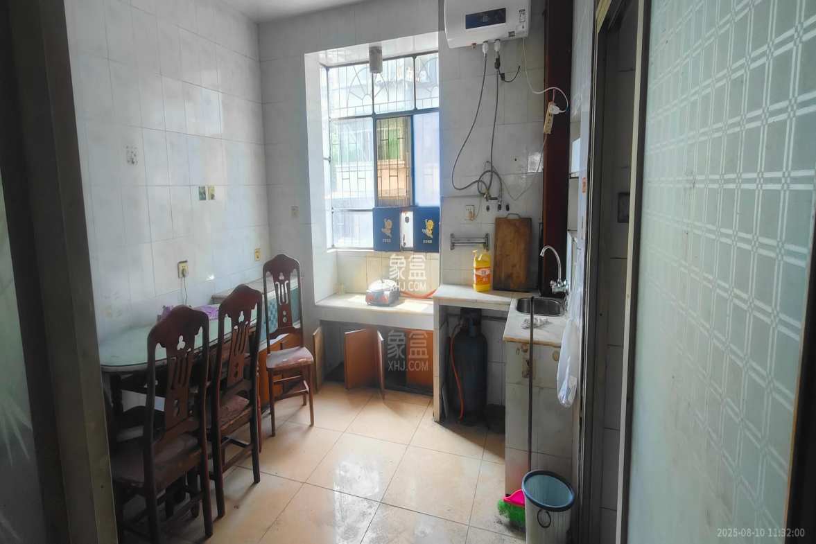 铁路小区 2室2厅1卫 700.0元/月 铁路小区 2室2厅1卫 700.0元/月室内图