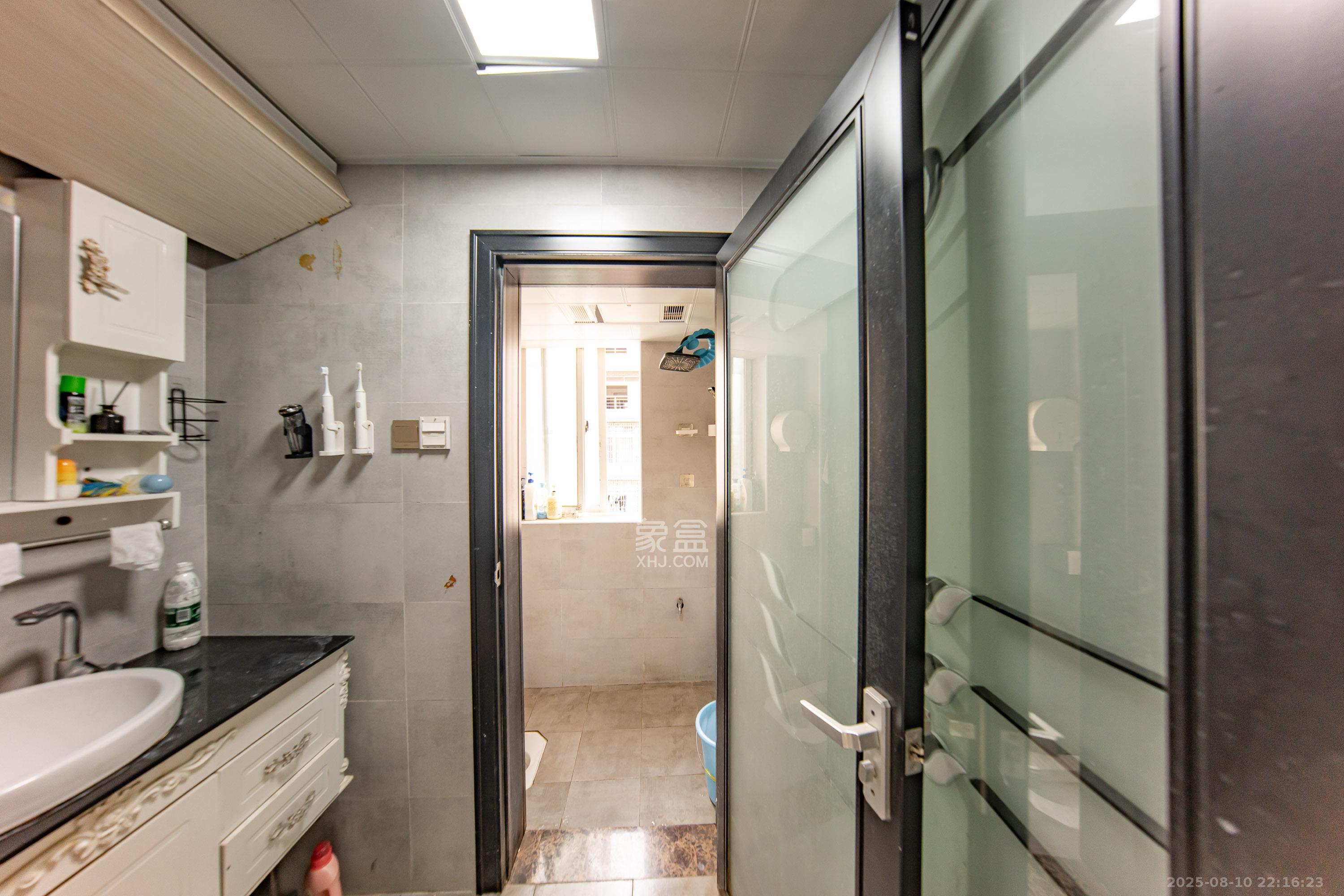 含浦家苑  5室2厅2卫    64.8万卫生间