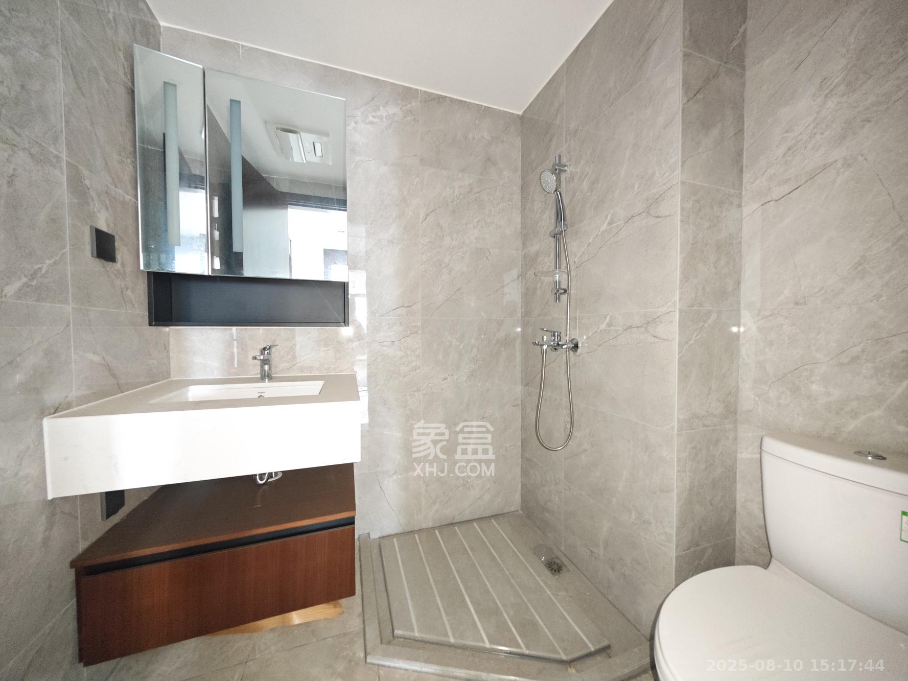 万科魅力之城  4室2厅3卫    267.88万 万科魅力之城  4室2厅3卫    267.88万卫生间