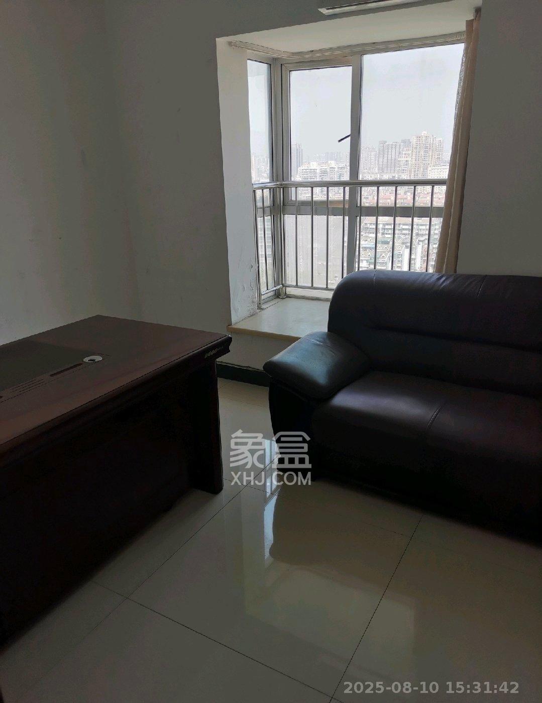 左岸右岸  4室1厅1卫    4000.0元/月室内图