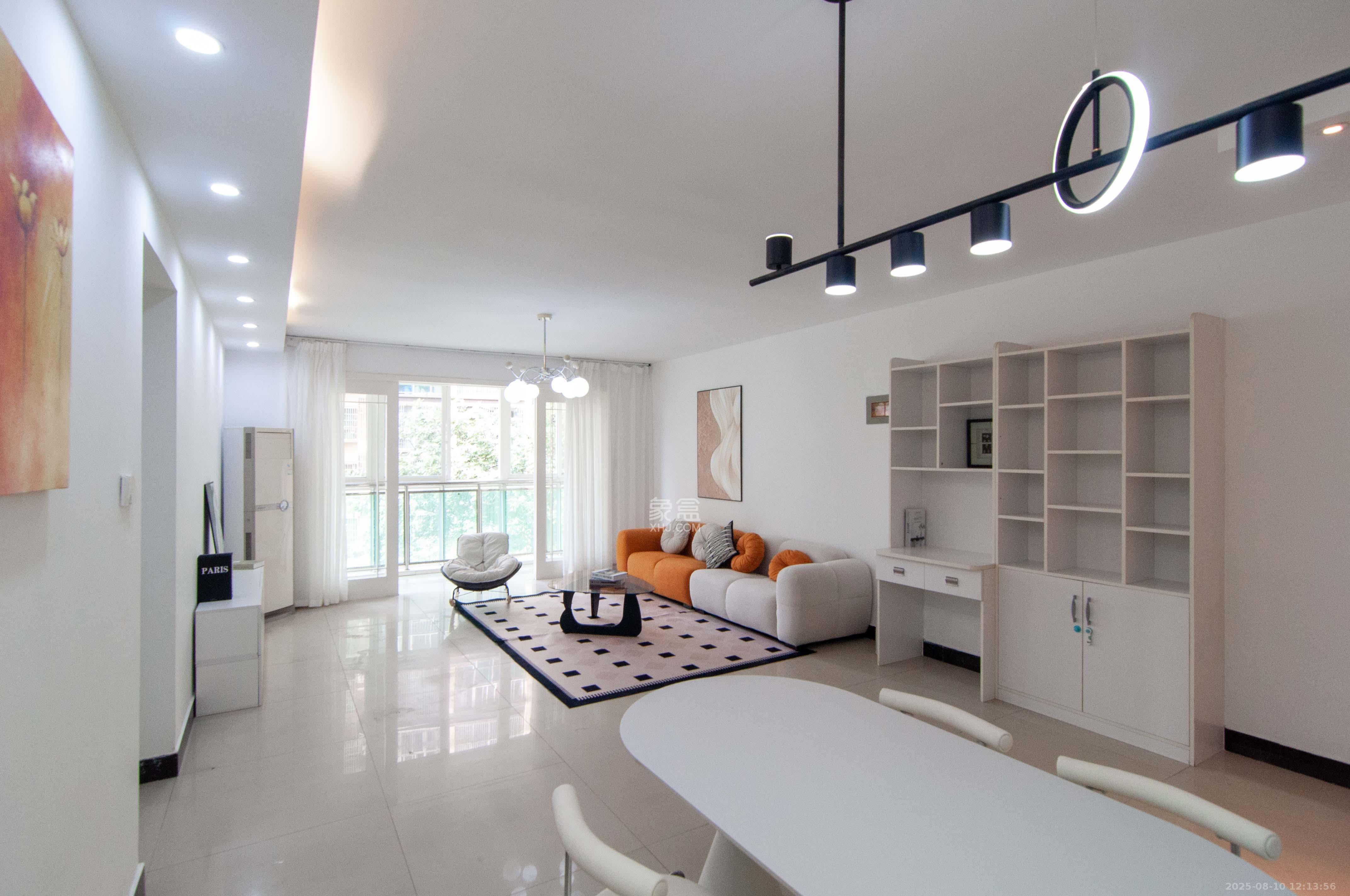 麓谷加州阳光  3室2厅2卫    89.0万客厅