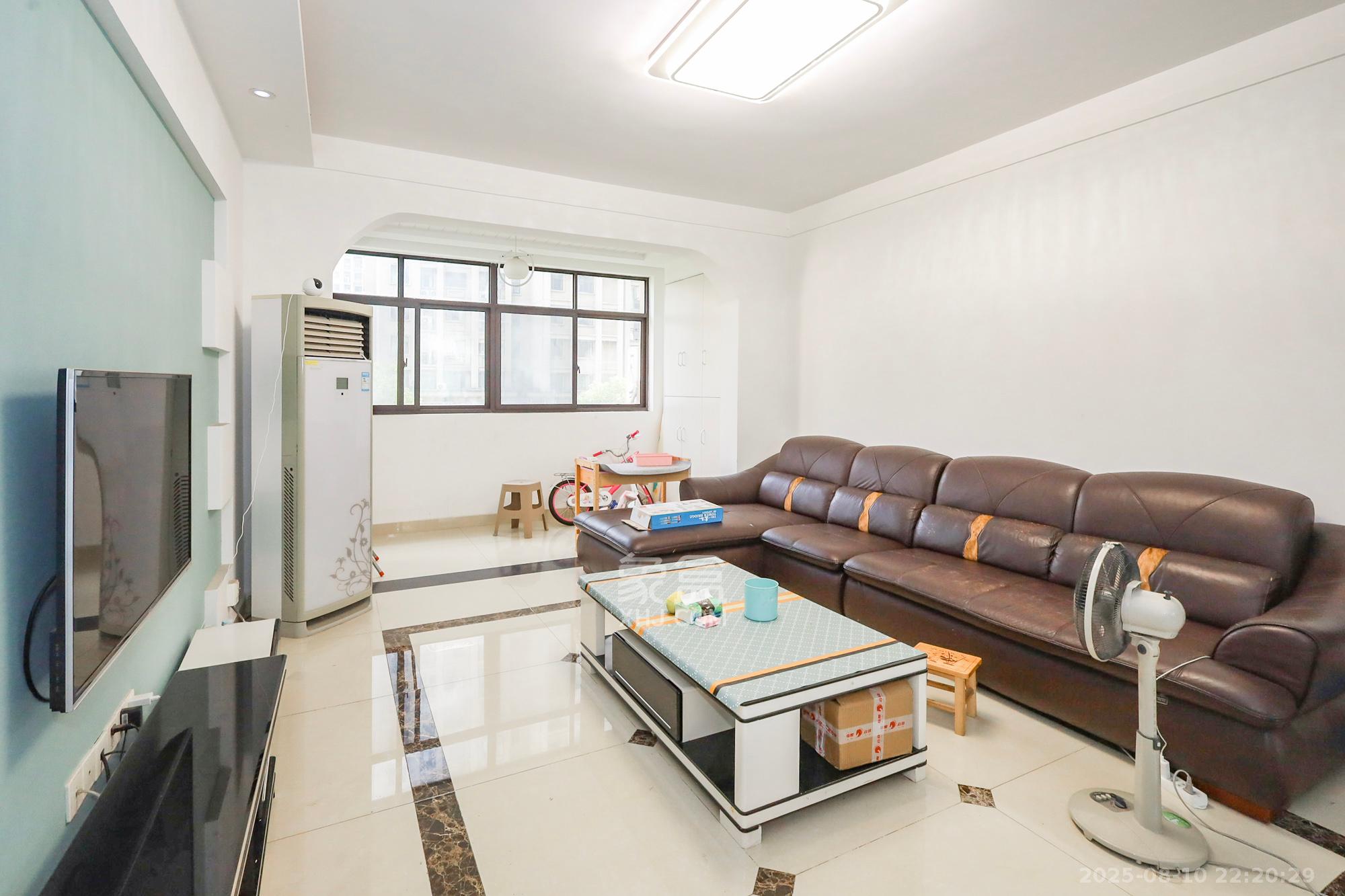 阳光丽城一期 4室2厅2卫 148.0万 阳光丽城一期 4室2厅2卫 148.0万客厅