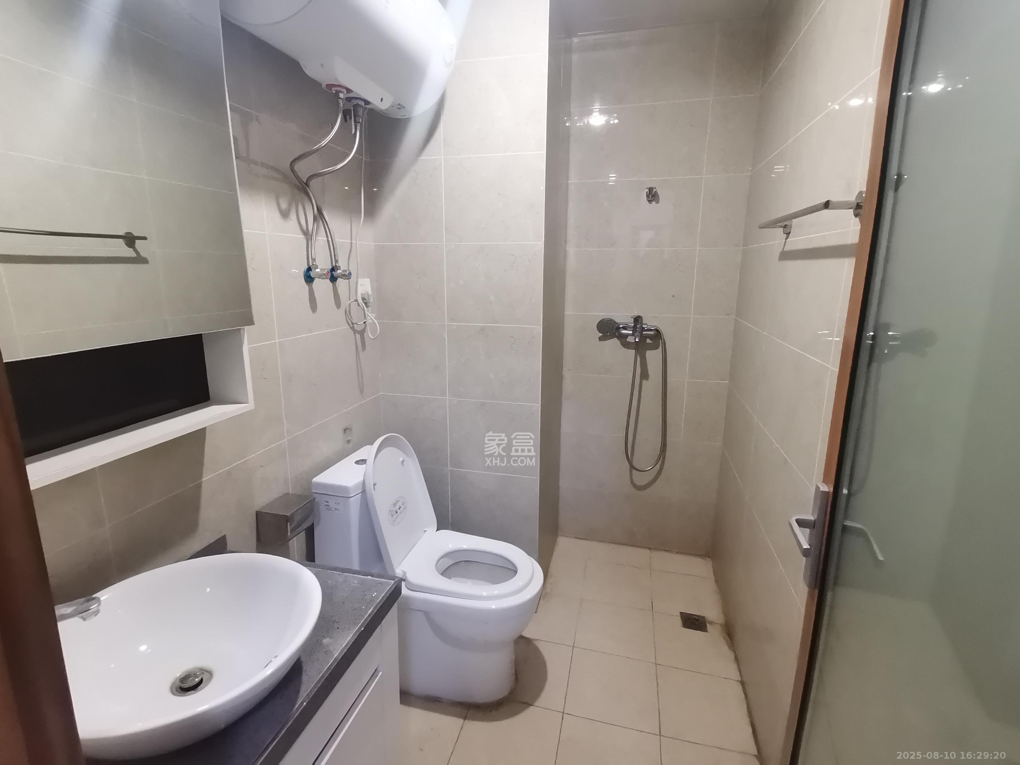 荣泰广场 1室1厅1卫 1200.0元/月 荣泰广场 1室1厅1卫 1200.0元/月室内图