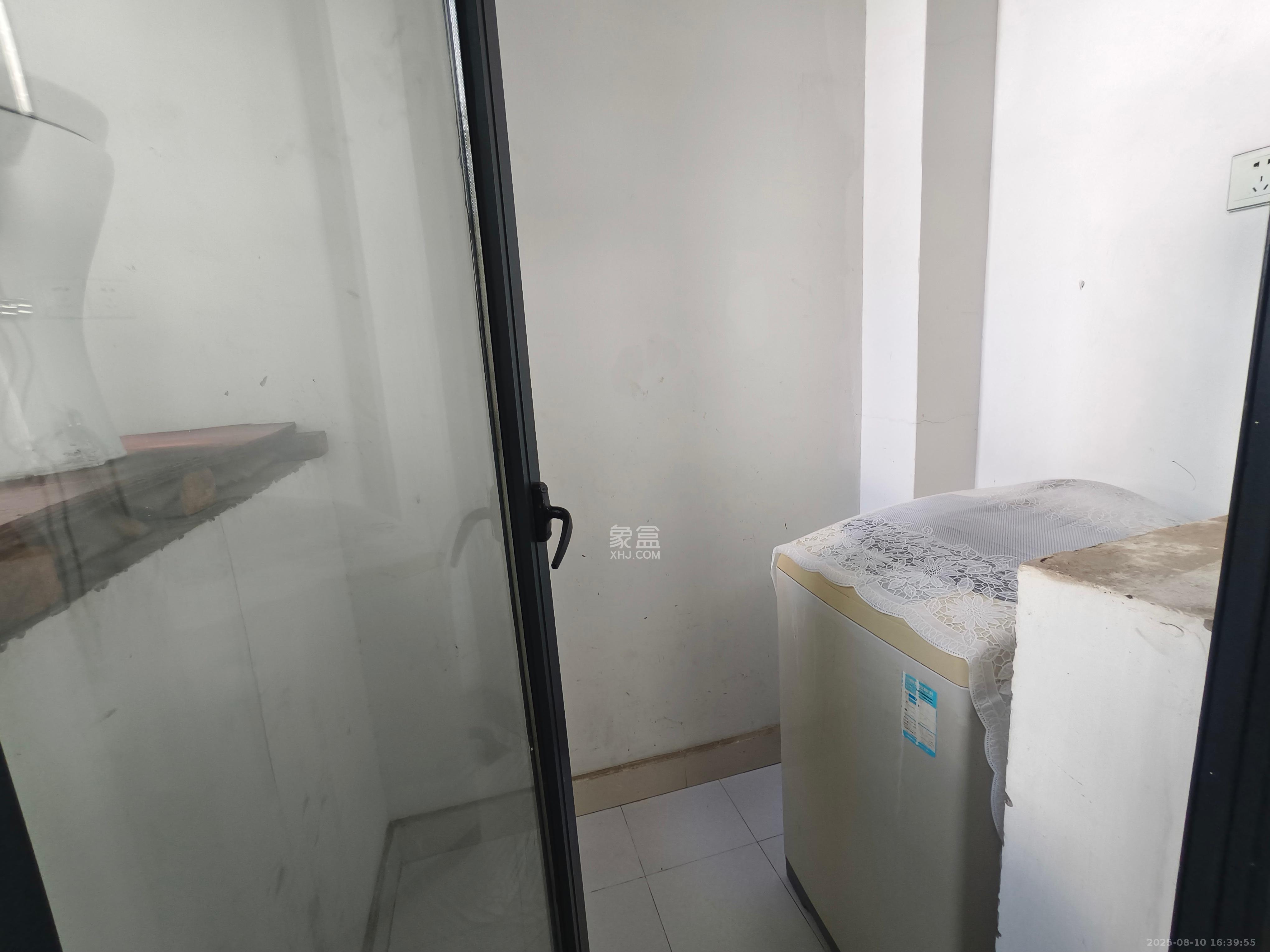 阳光100三期  3室2厅2卫   2600.00元/月室内图