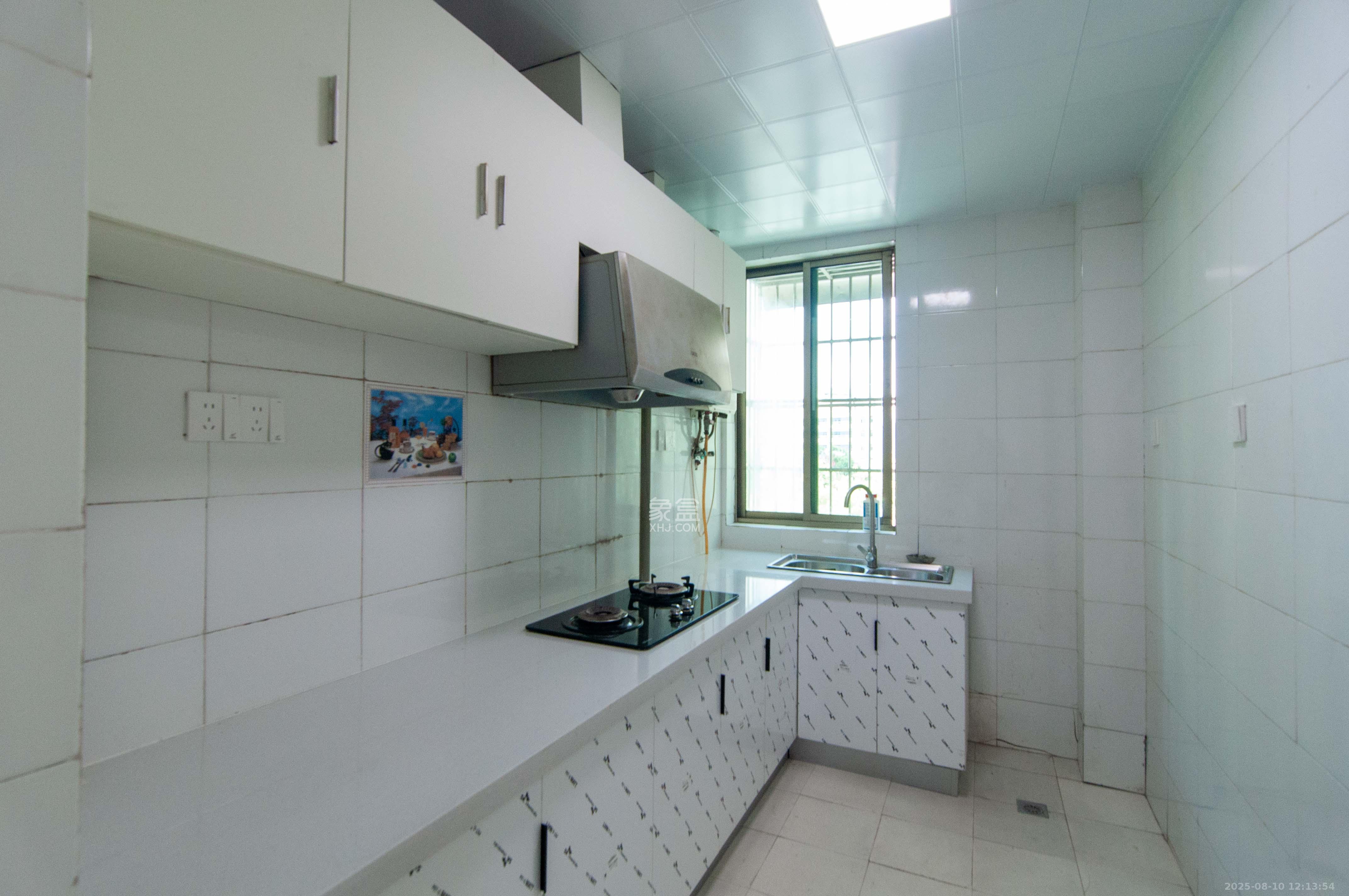 麓谷加州阳光 3室2厅2卫 89.0万 麓谷加州阳光 3室2厅2卫 89.0万厨房