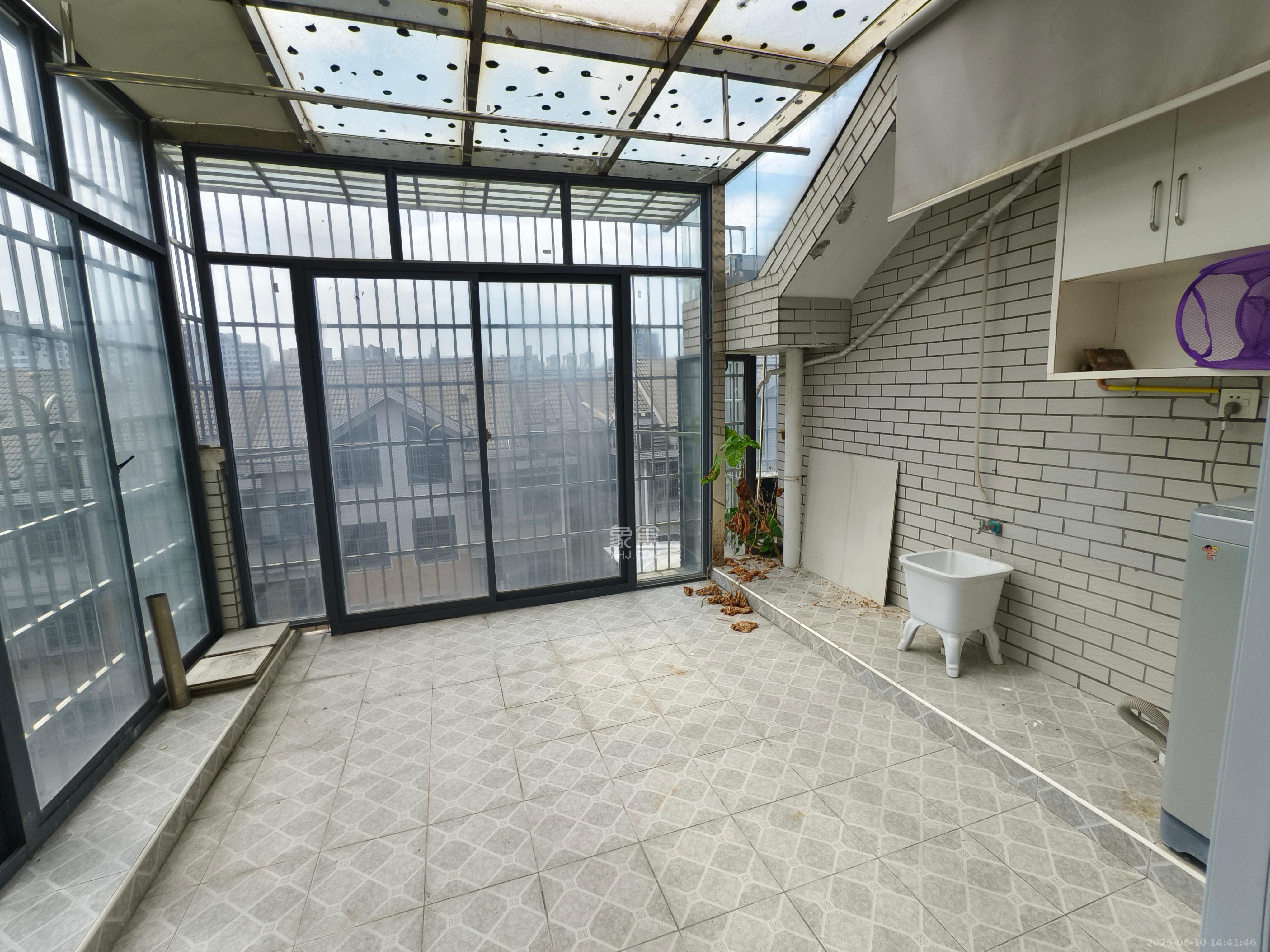 黄鹤小区4片  4室2厅2卫   2200.00元/月室内图