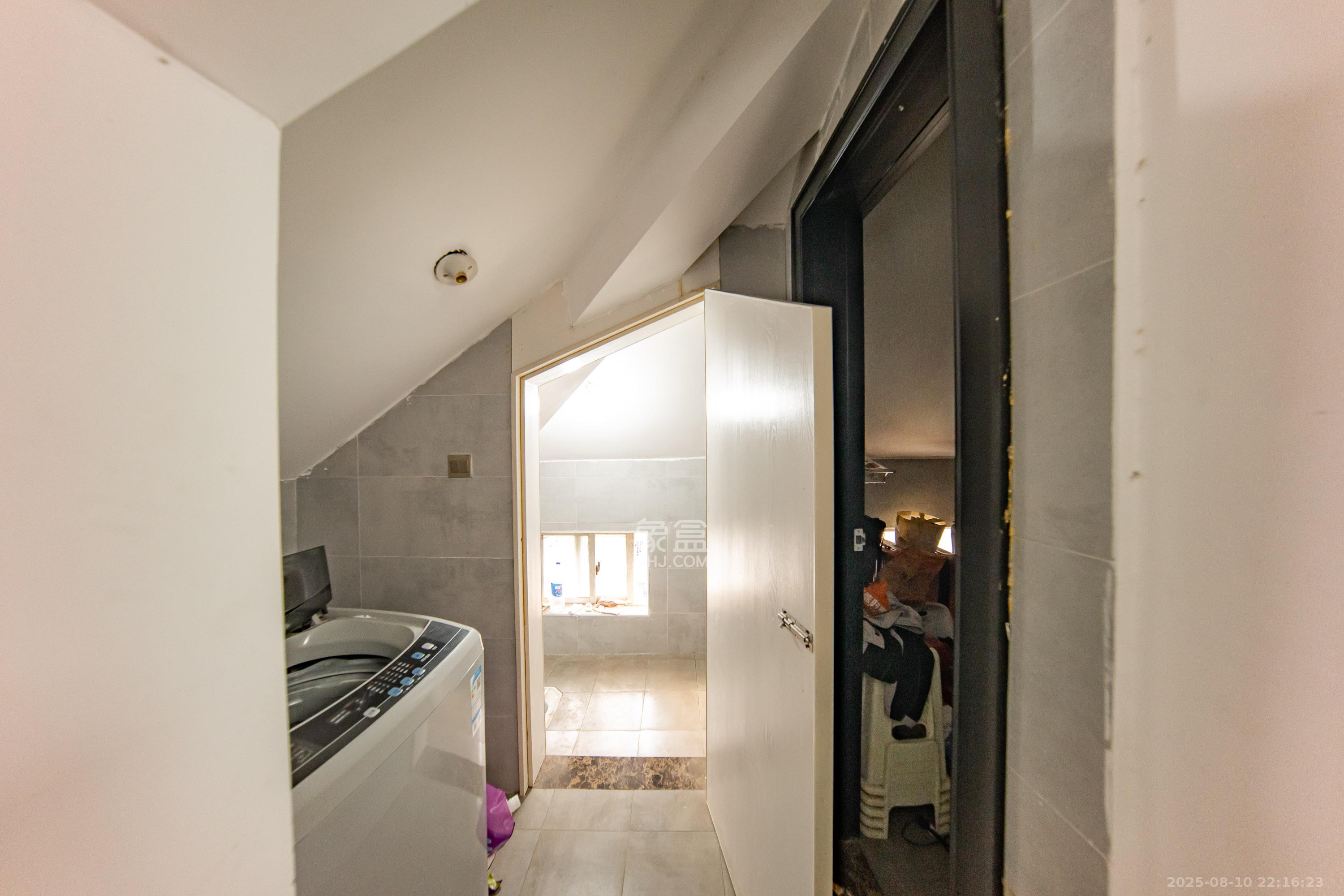 含浦家苑  5室2厅2卫    64.8万卫生间