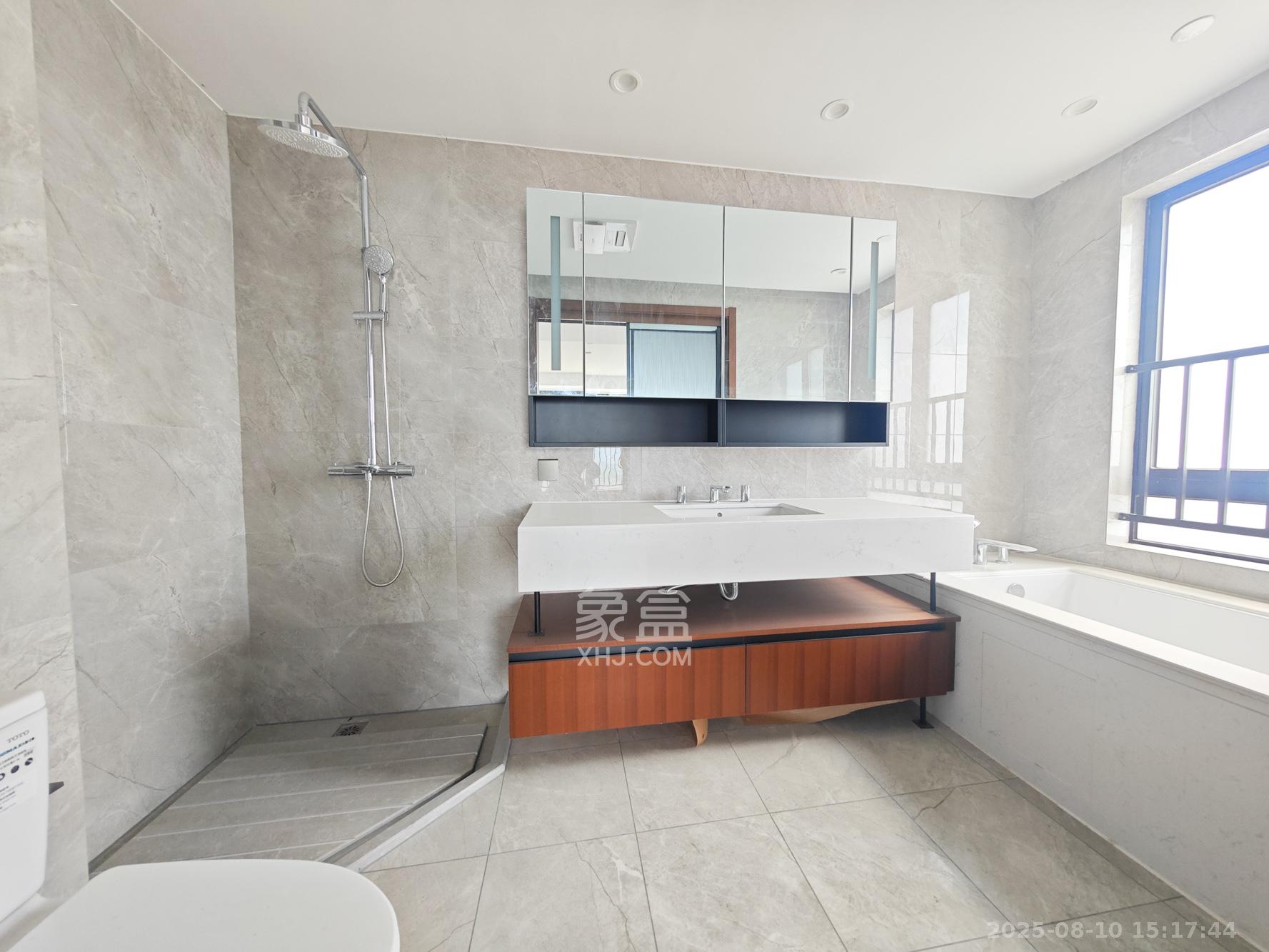 万科魅力之城  4室2厅3卫    267.88万 万科魅力之城  4室2厅3卫    267.88万卫生间