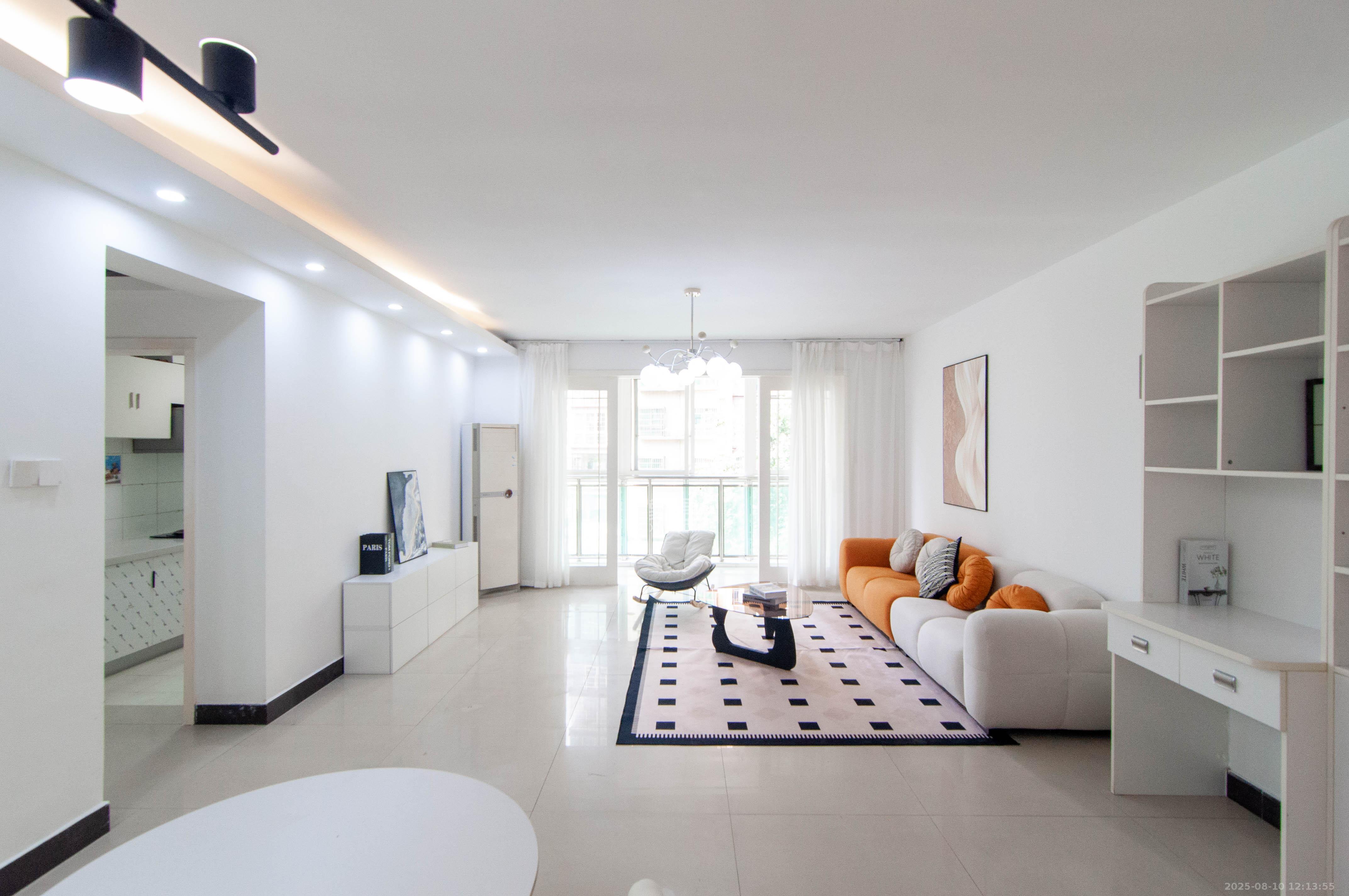 麓谷加州阳光  3室2厅2卫    89.0万客厅