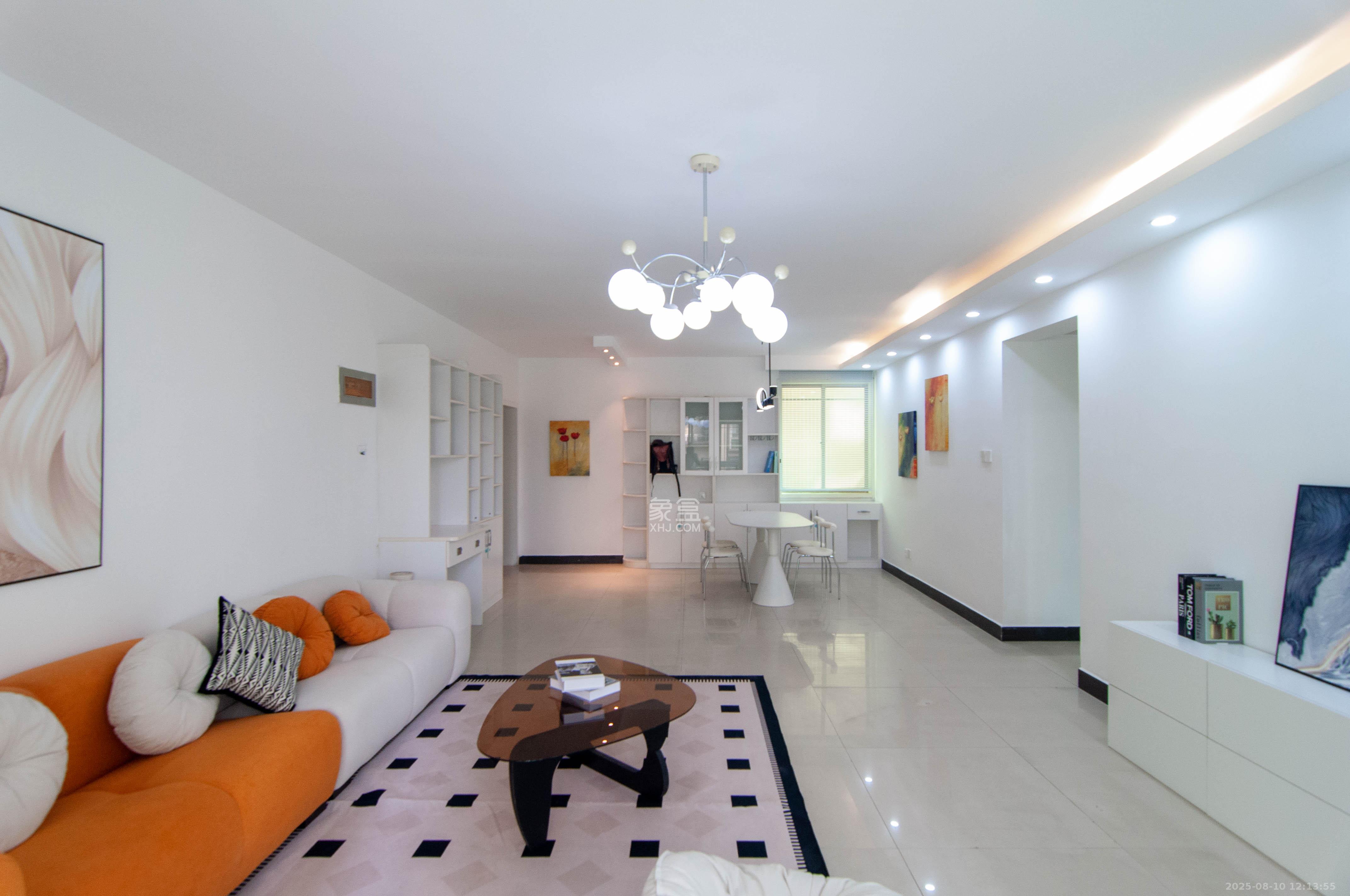 麓谷加州阳光  3室2厅2卫    89.0万客厅