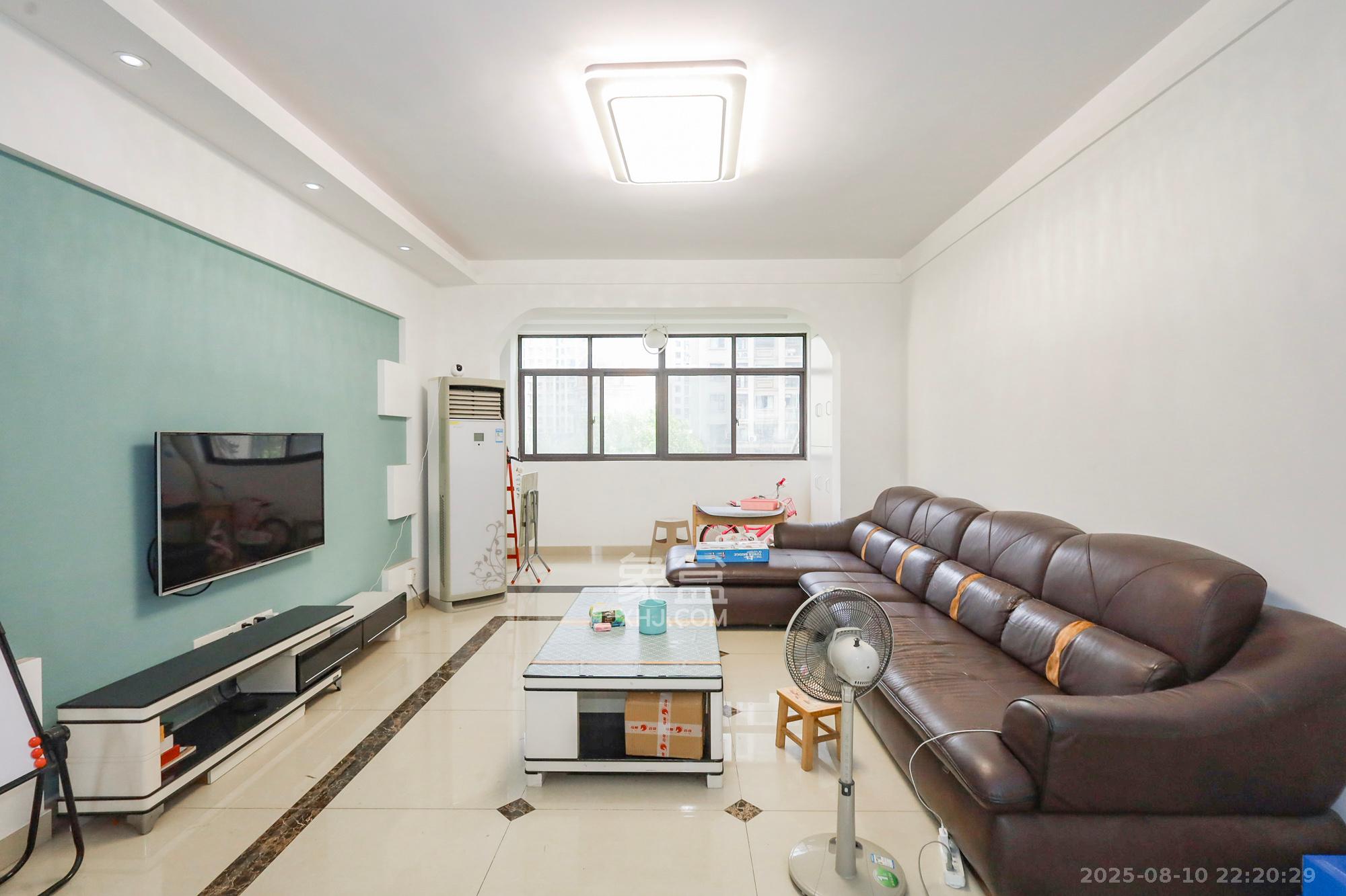 阳光丽城一期 4室2厅2卫 148.0万 阳光丽城一期 4室2厅2卫 148.0万客厅