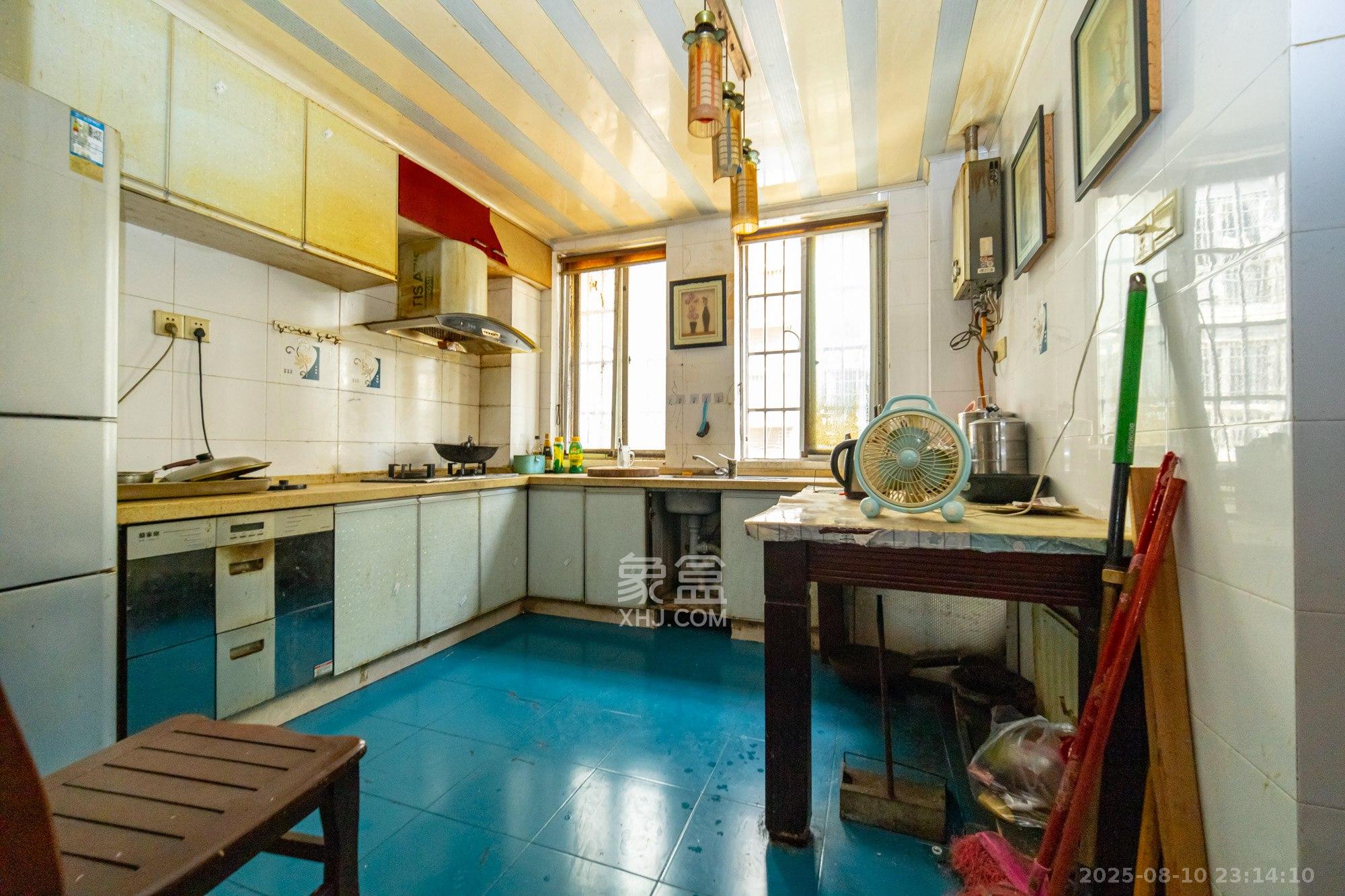 湘绣城  2室2厅1卫    36.8万 湘绣城  2室2厅1卫    36.8万厨房