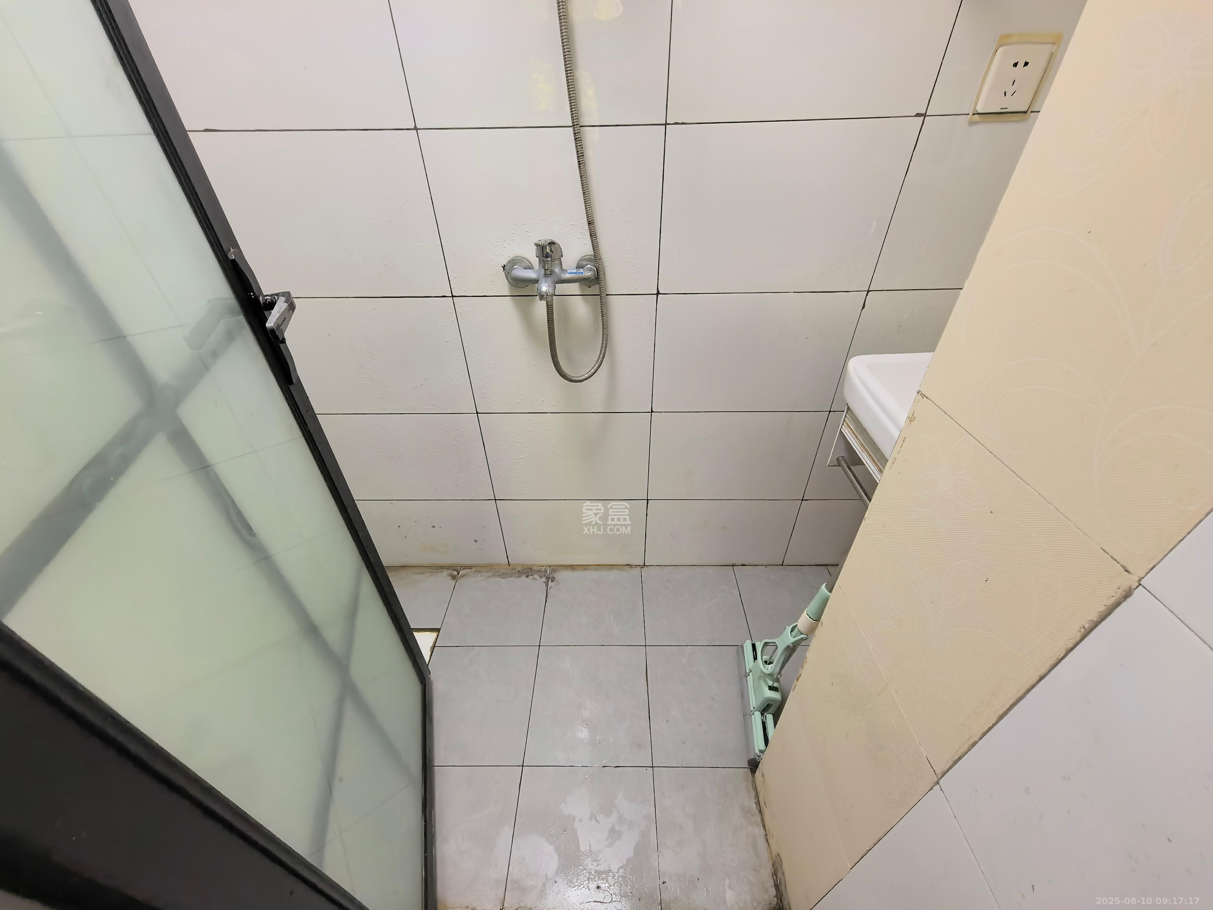 三万英尺  1室2厅2卫    1150.0元/月 三万英尺  1室2厅2卫    1150.0元/月室内图