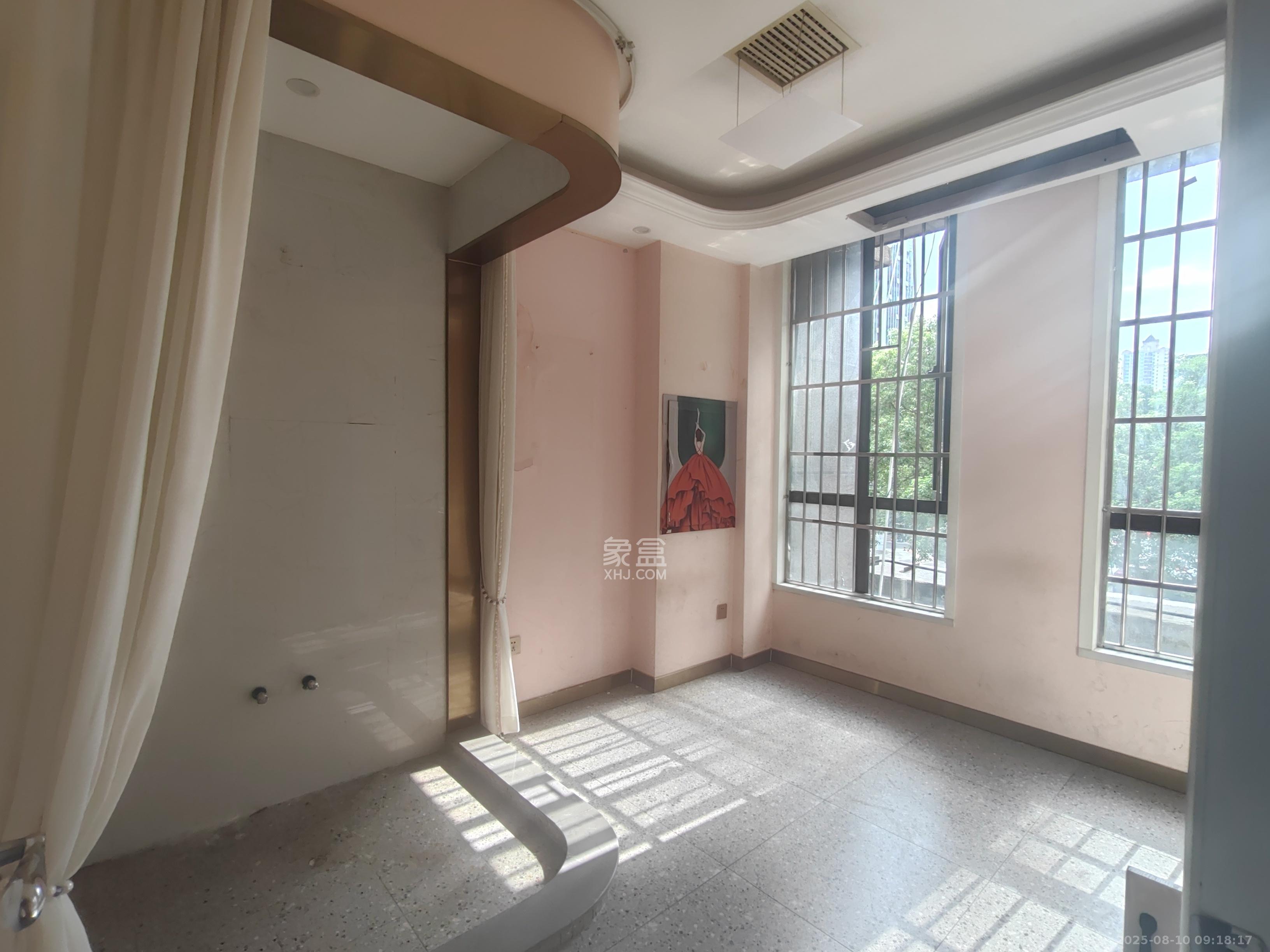 华润凤凰城三期   302.0㎡      18000.0元/月室内图