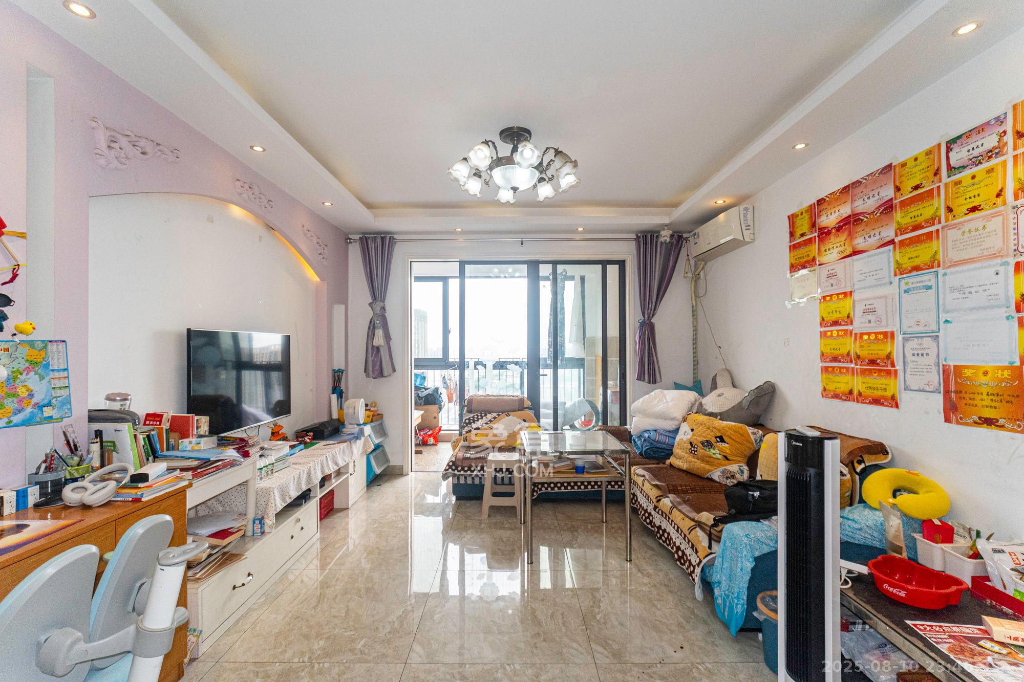 华润凤凰城二期 3室2厅1卫 69.8万 华润凤凰城二期 3室2厅1卫 69.8万客厅