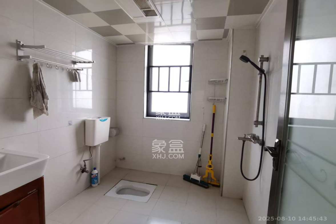 三一街区  3室2厅2卫    2100.0元/月 三一街区  3室2厅2卫    2100.0元/月室内图