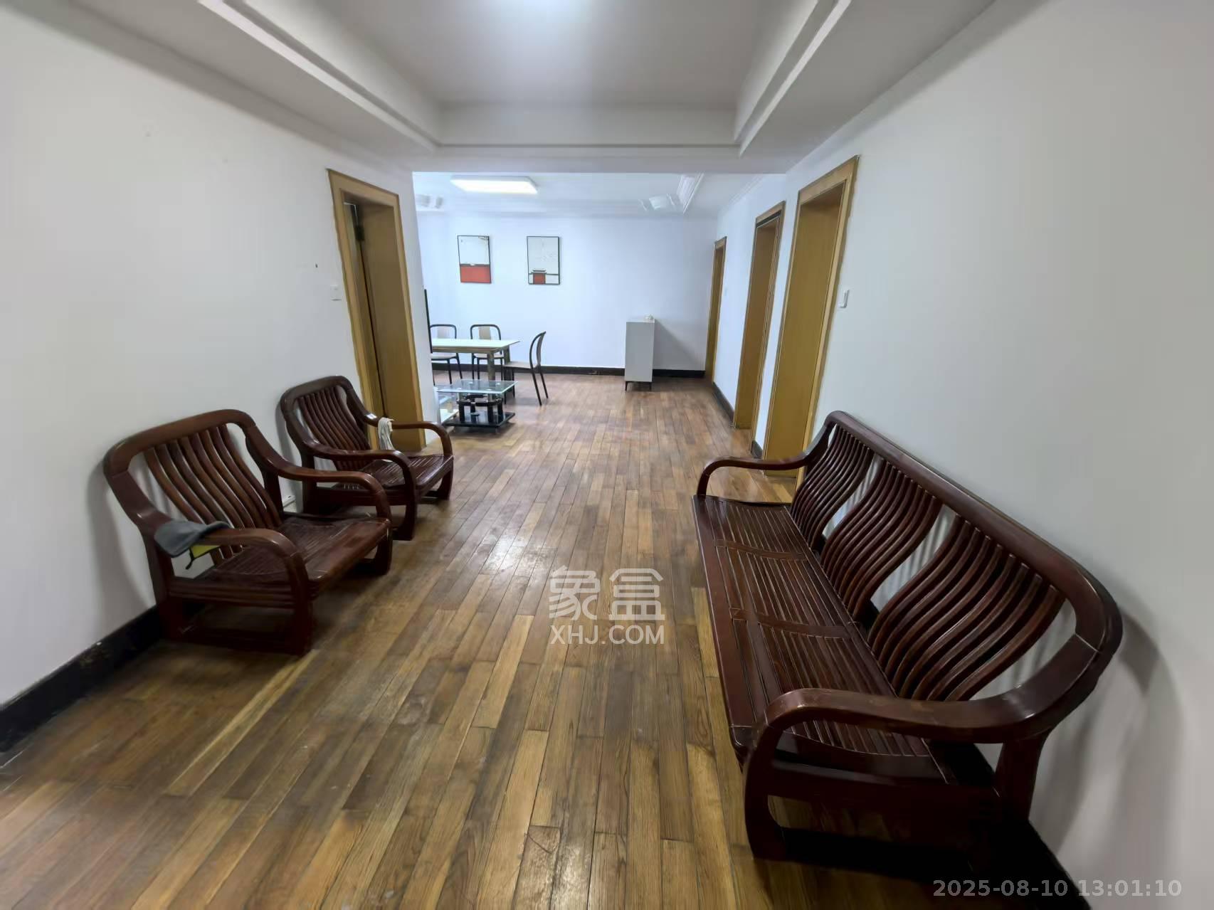 临江花园  4室2厅1卫    4300.0元/月室内图