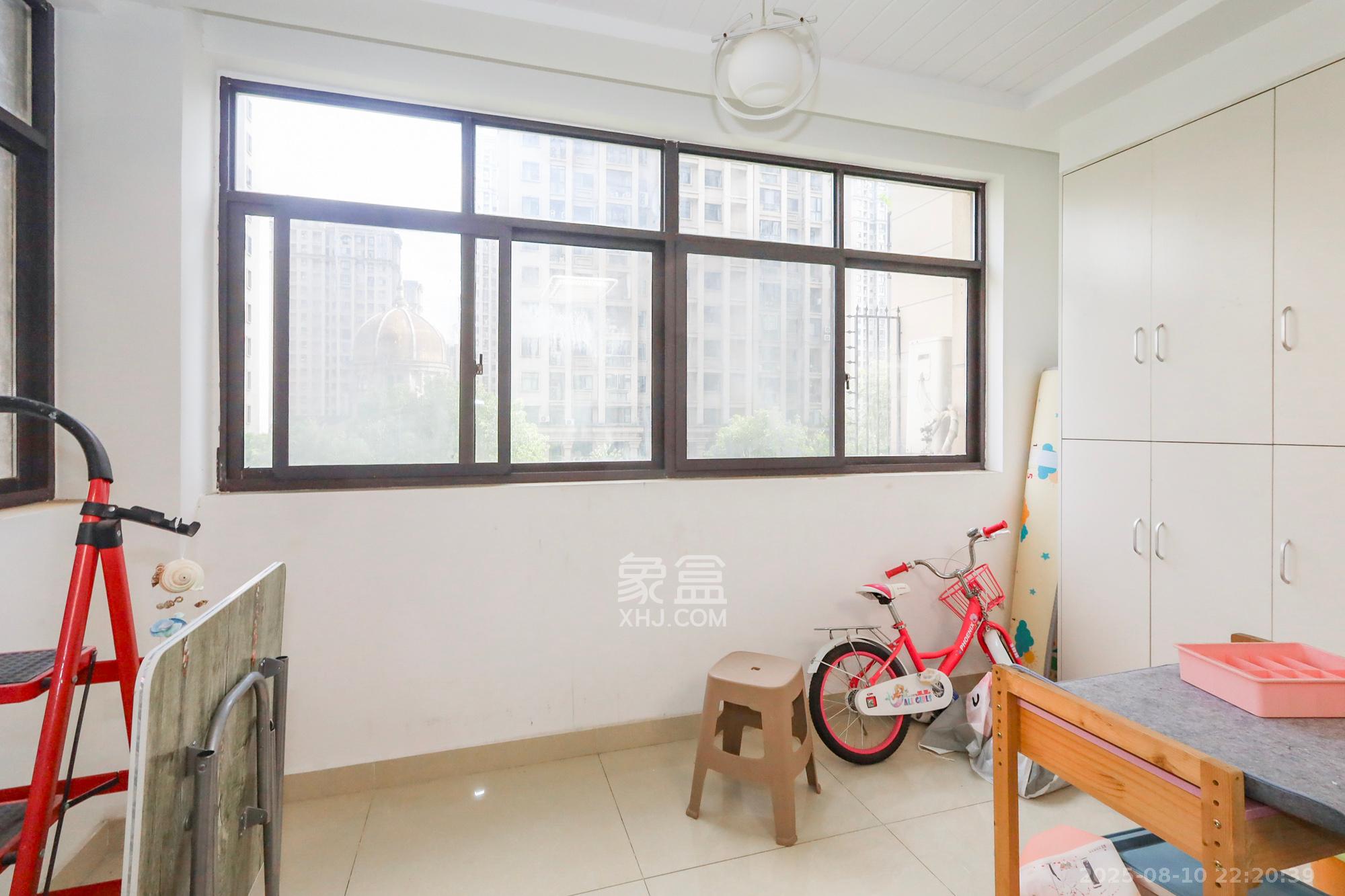 阳光丽城一期 4室2厅2卫 148.0万 阳光丽城一期 4室2厅2卫 148.0万阳台