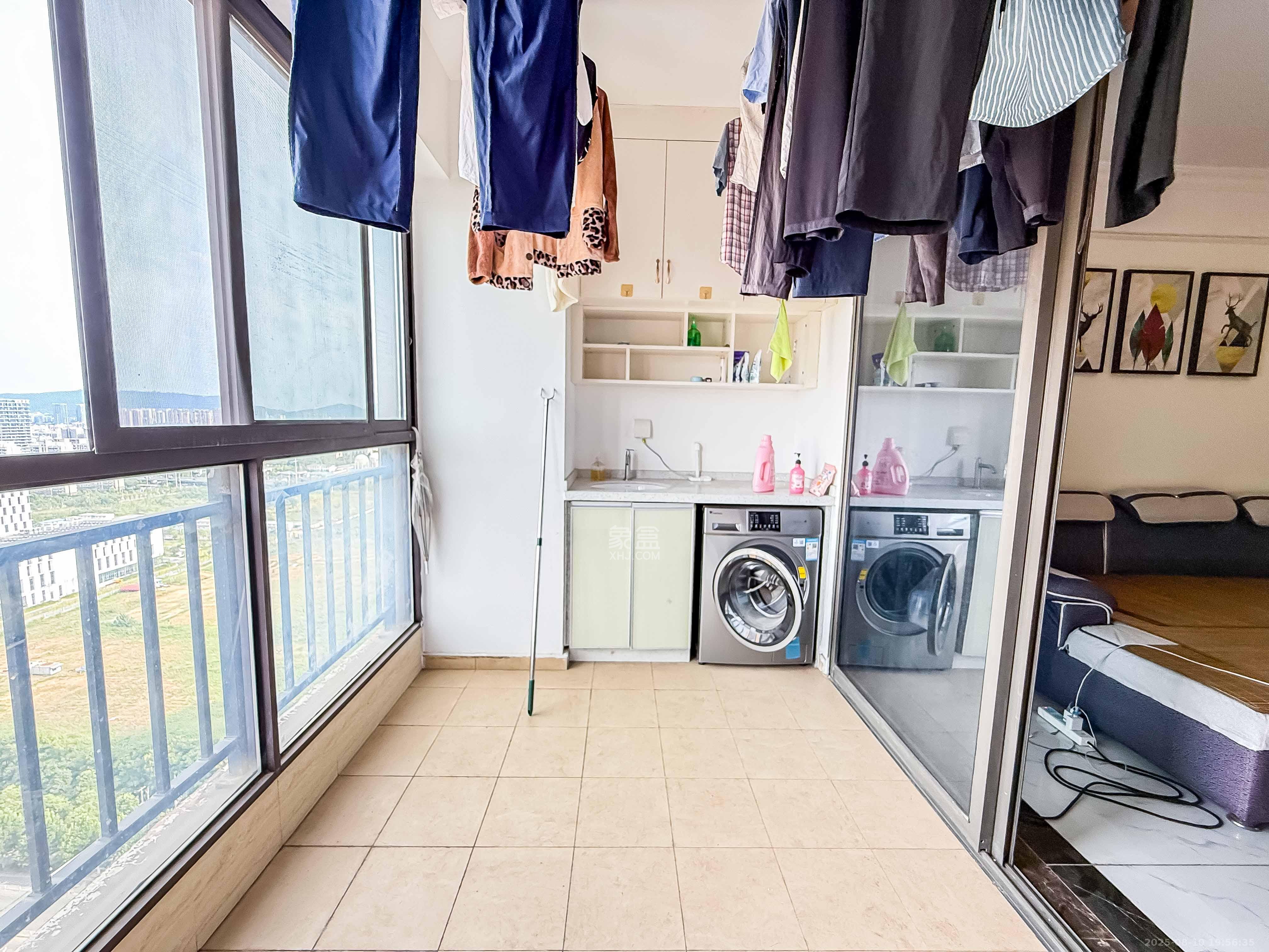 麓谷小镇  3室2厅1卫    58.5万 麓谷小镇  3室2厅1卫    58.5万阳台