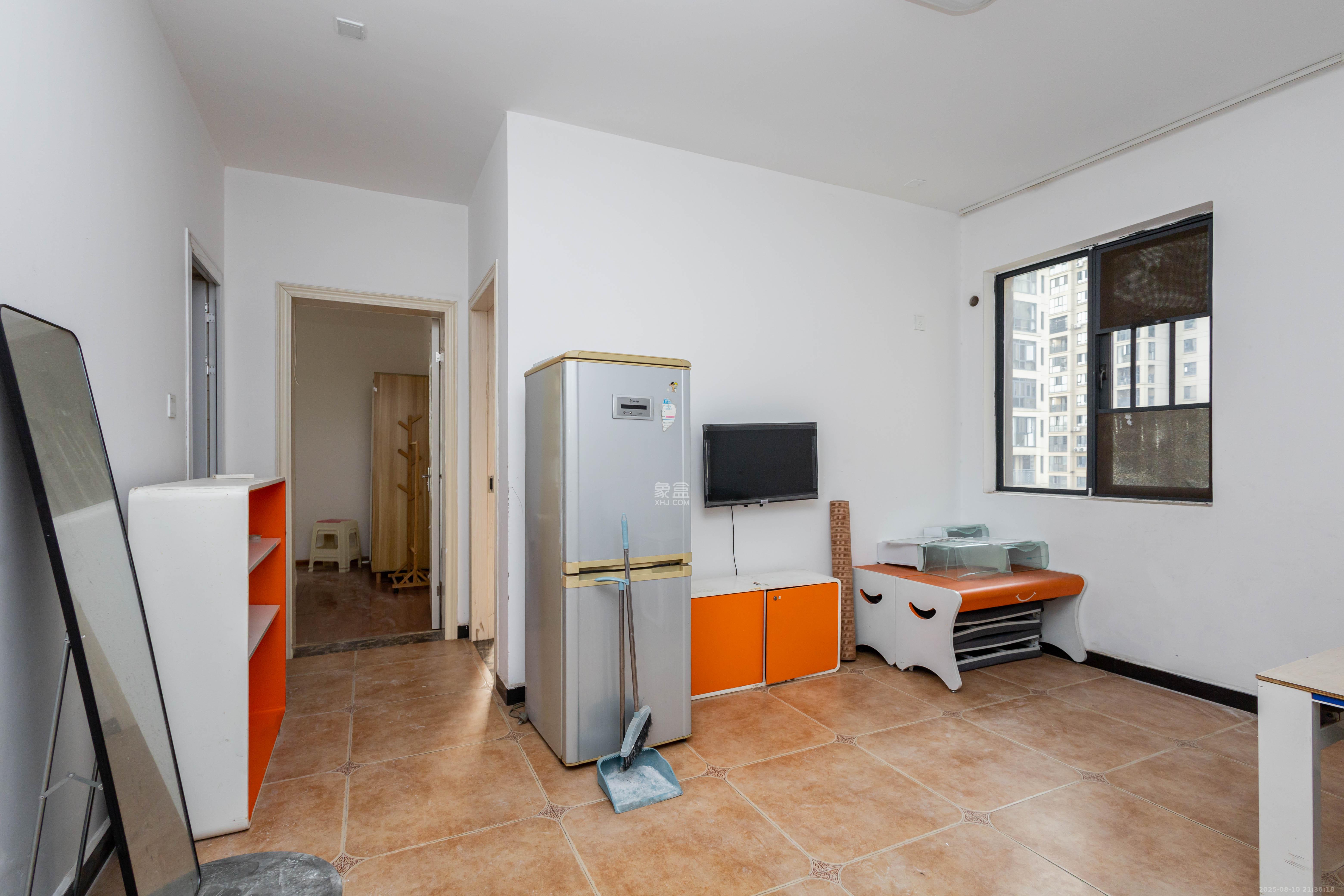 爵世名邸东湖（东湖壹号企业总部基地）  2室2厅1卫    49.99万客厅