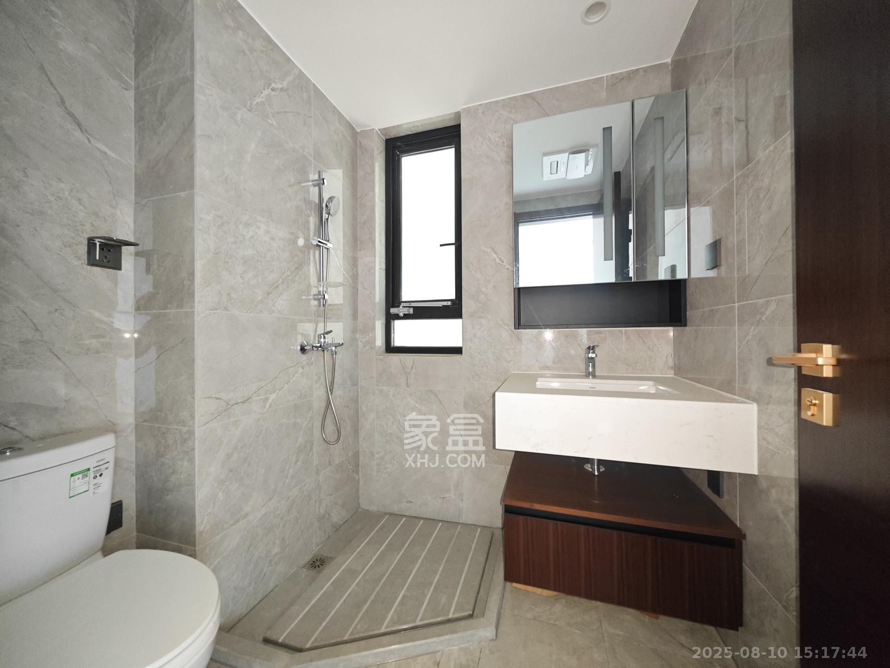 万科魅力之城  4室2厅3卫    267.88万 万科魅力之城  4室2厅3卫    267.88万卫生间