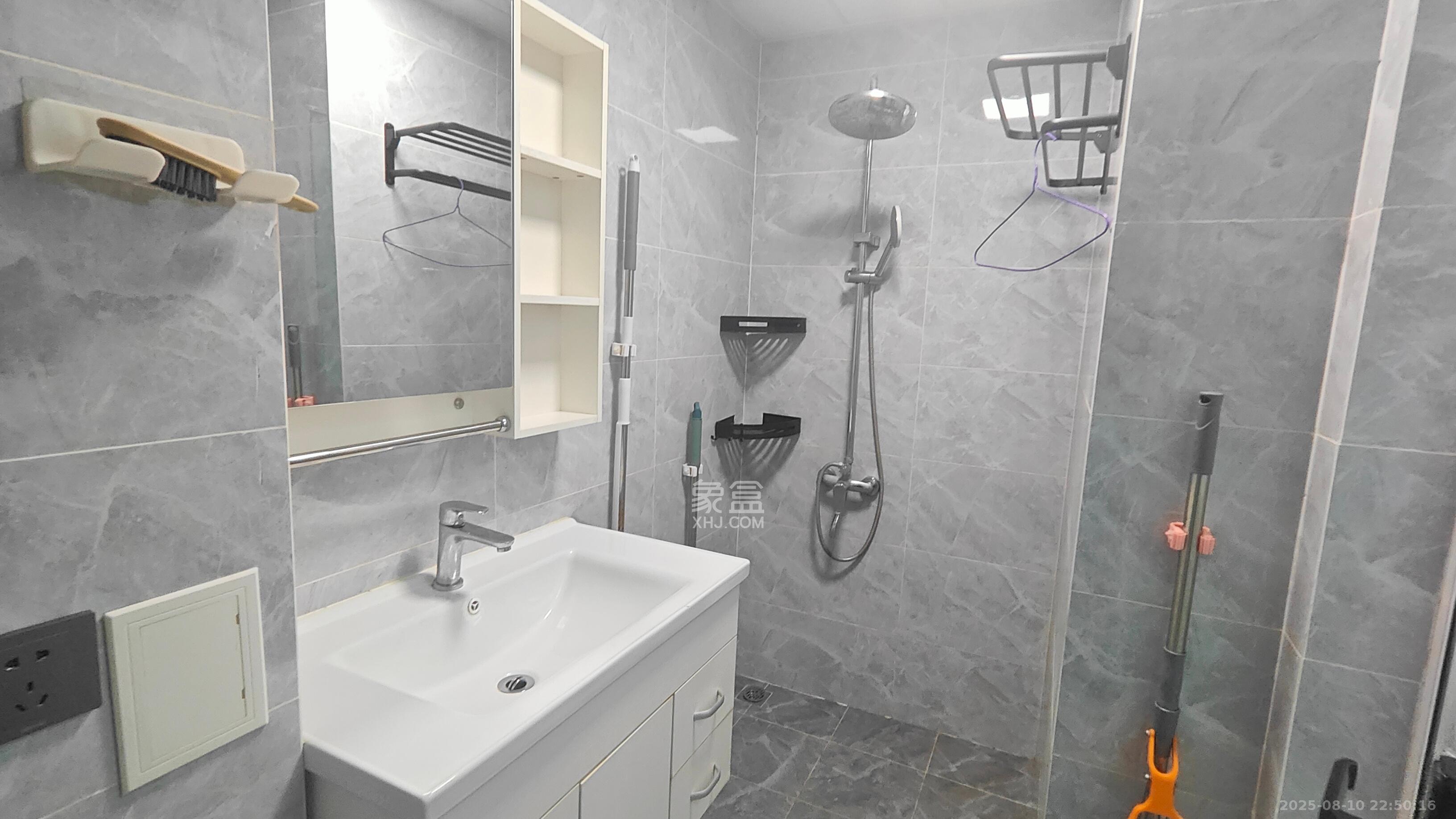 奥园城市天骄一期  1室1厅1卫    1700.0元/月 奥园城市天骄一期  1室1厅1卫    1700.0元/月室内图