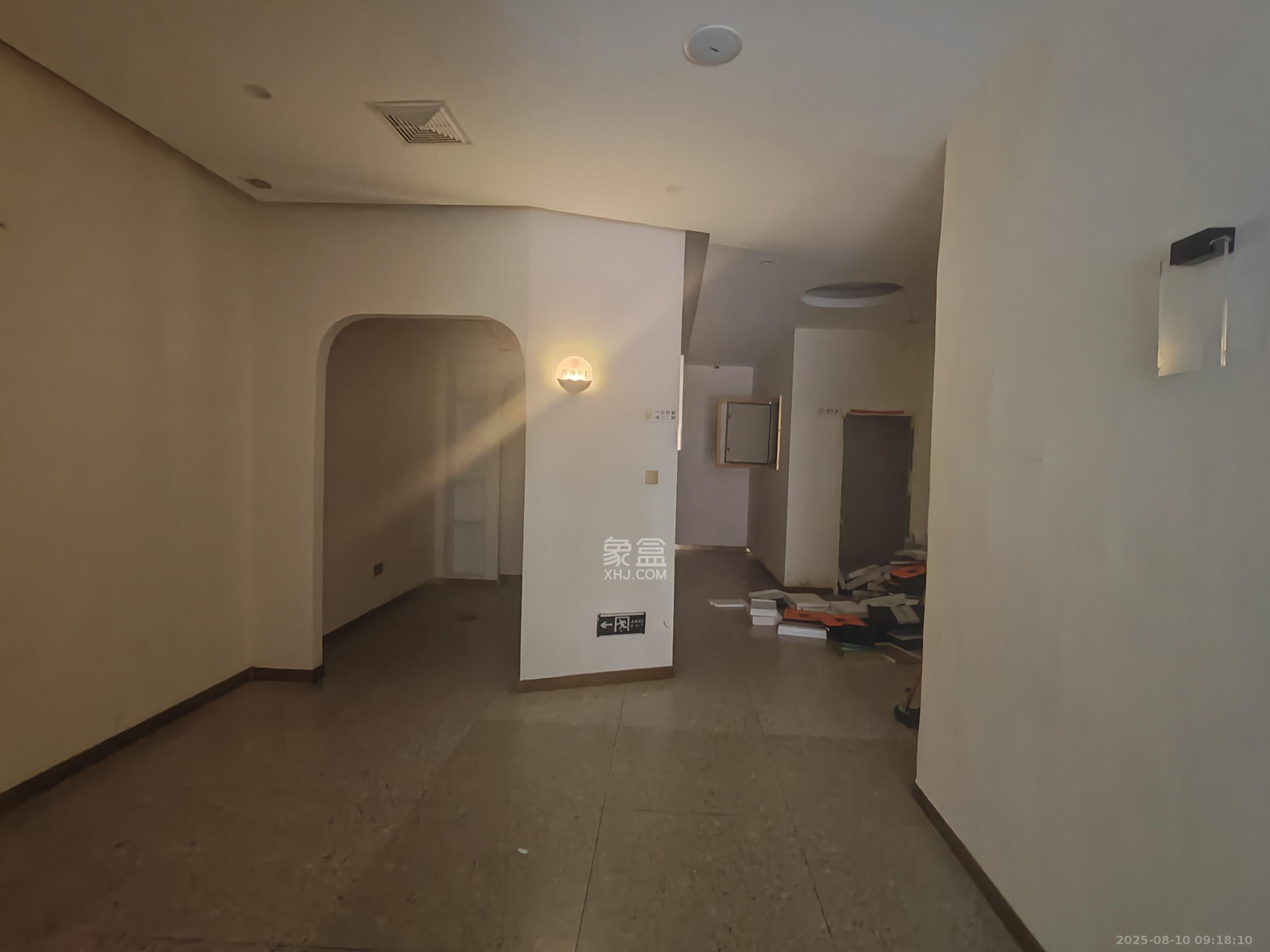 华润凤凰城三期   302.0㎡      18000.0元/月室内图