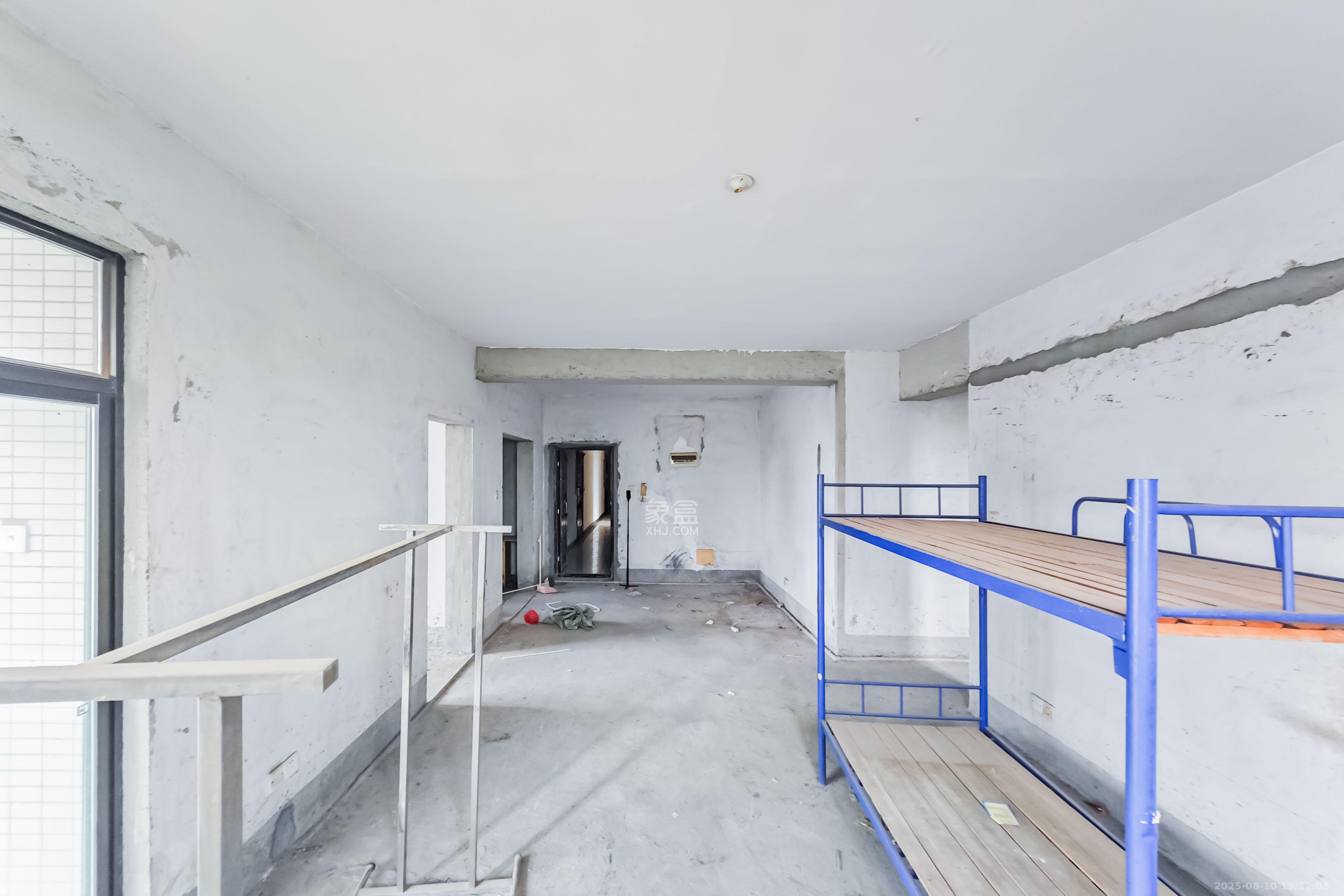 湘核佳苑  3室2厅1卫    66.0万 湘核佳苑  3室2厅1卫    66.0万客厅