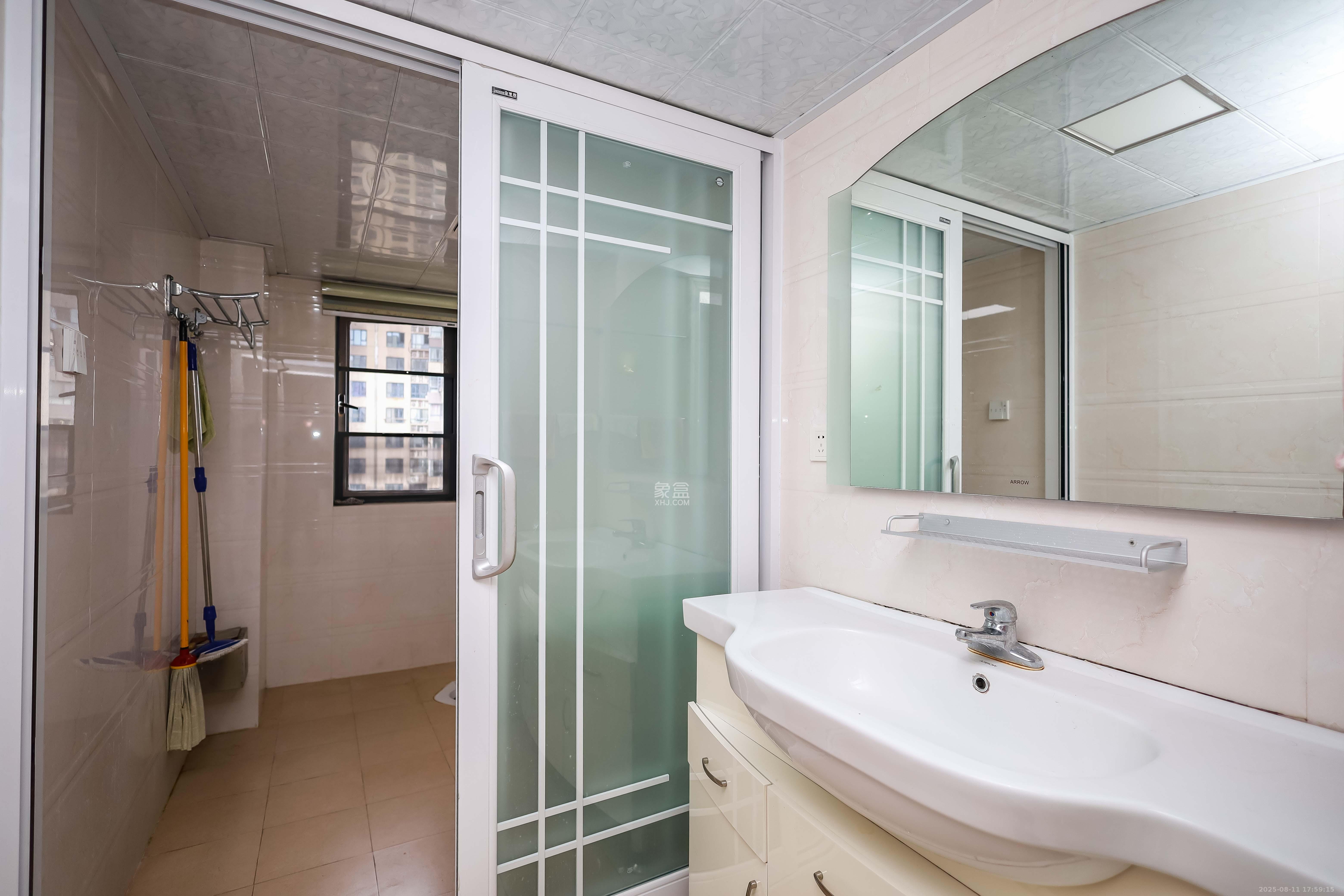 长房时代城  4室2厅2卫    165.0万卫生间