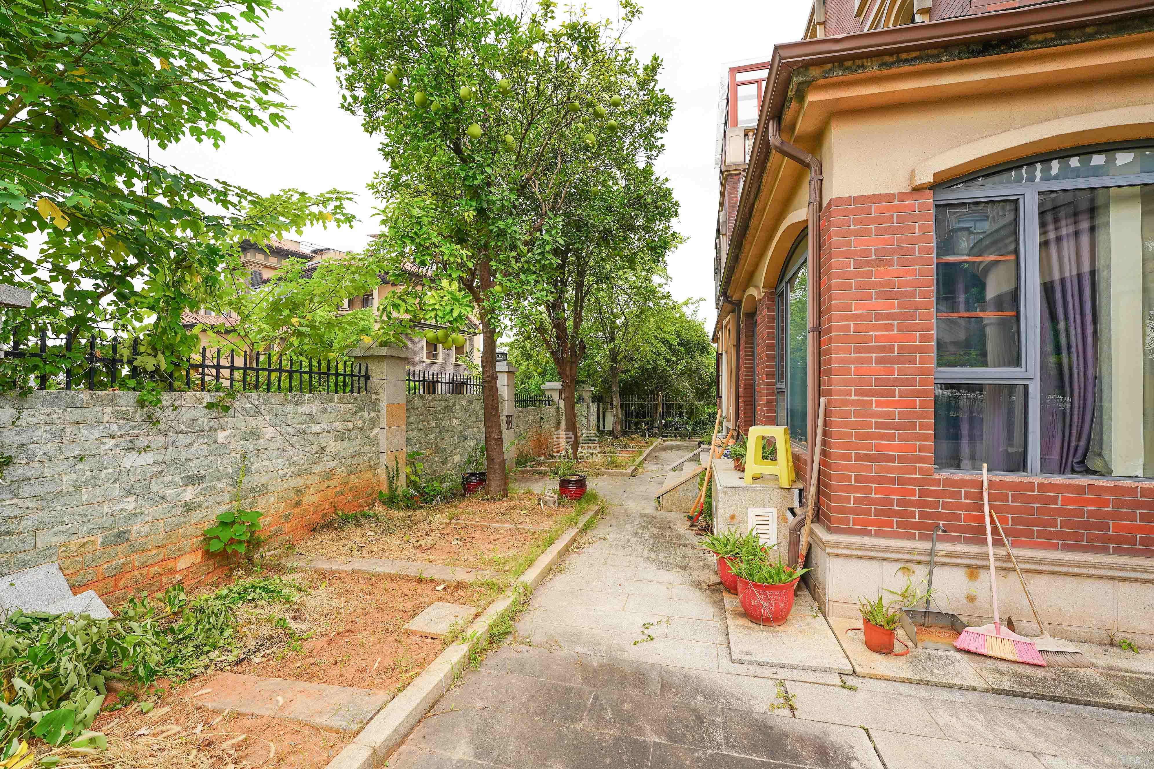 格兰小镇  6室2厅4卫    638.0万 格兰小镇  6室2厅4卫    638.0万阳台