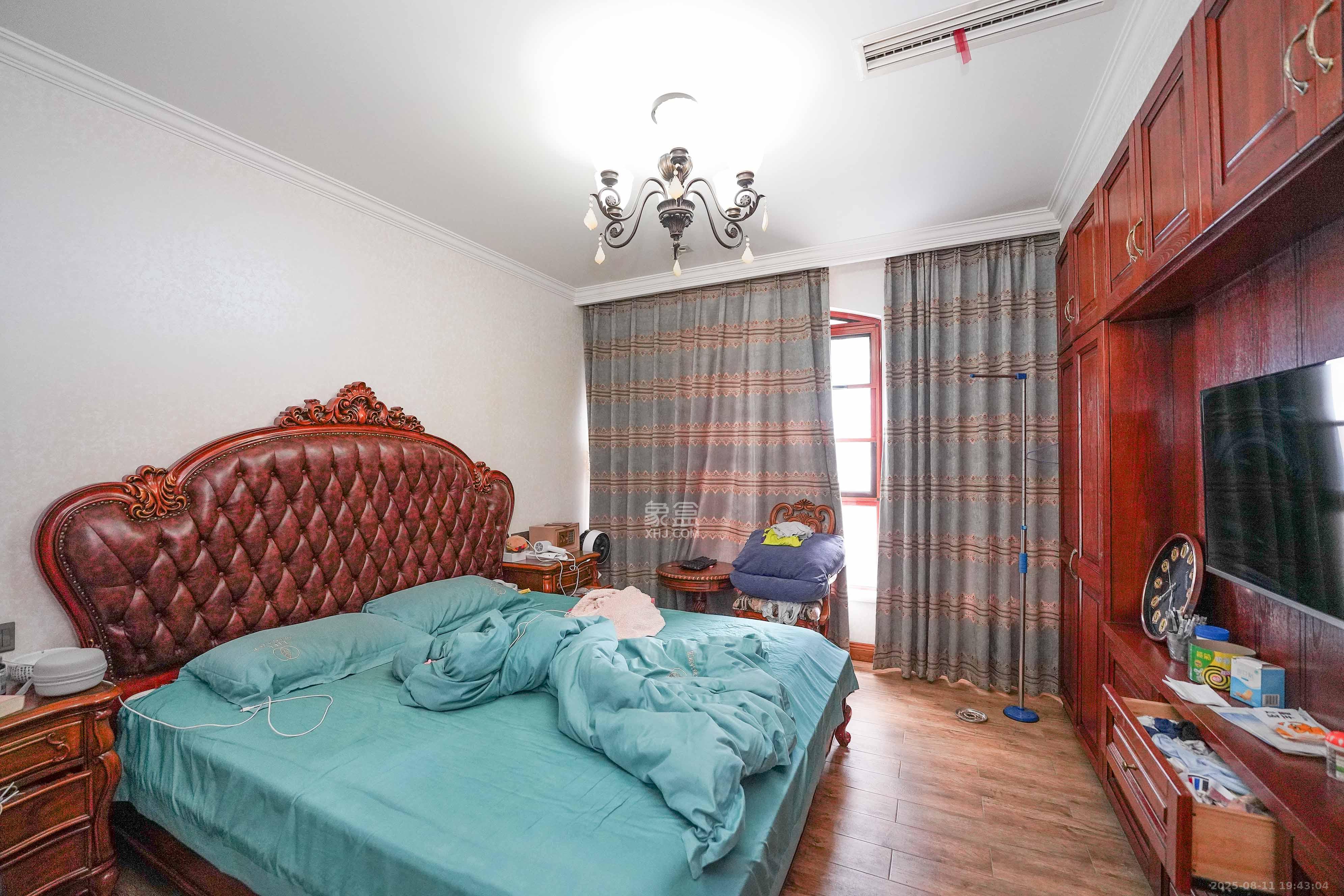 格兰小镇  6室2厅4卫    638.0万 格兰小镇  6室2厅4卫    638.0万卧室