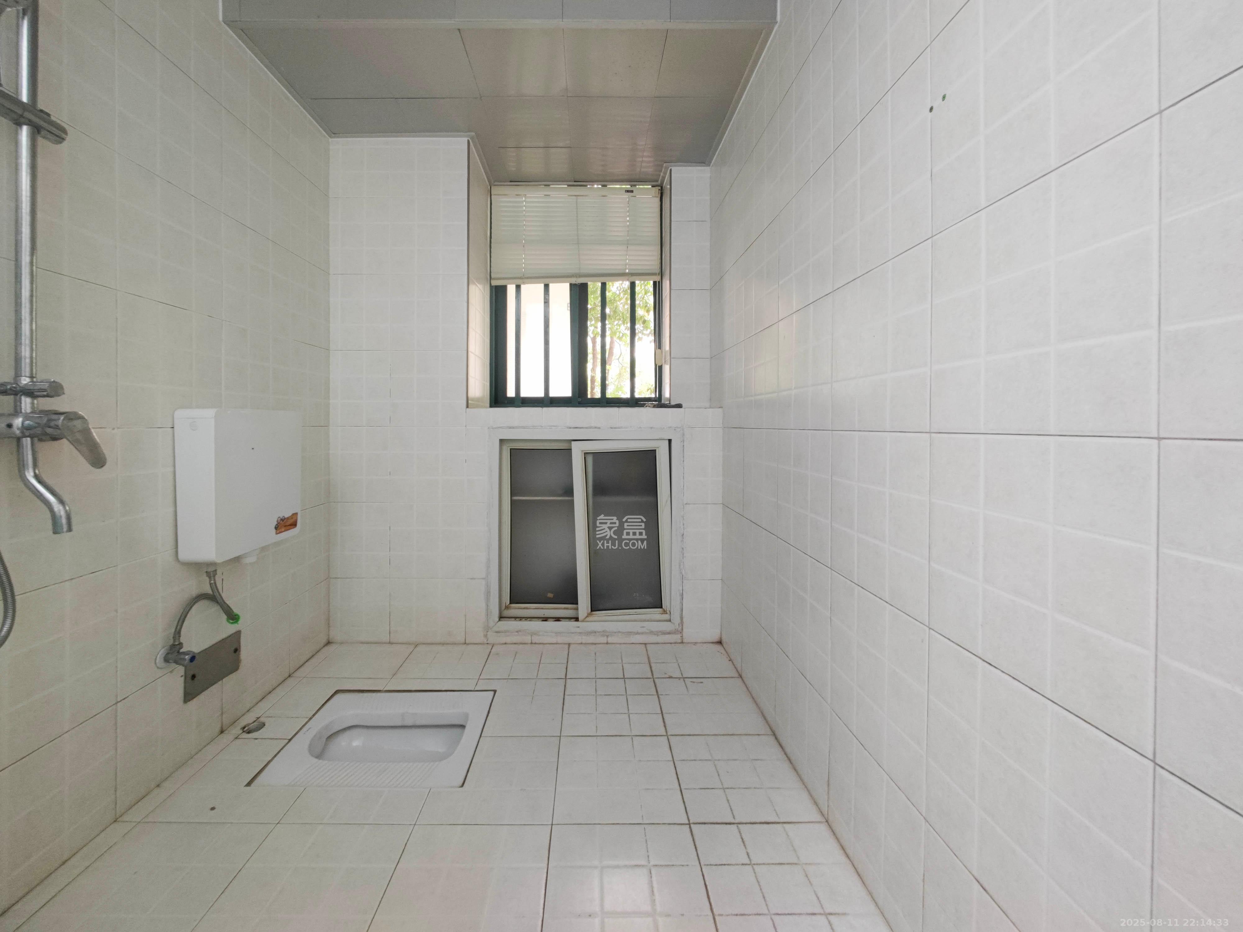 华盛世纪新城 4室2厅1卫 95.0万 华盛世纪新城 4室2厅1卫 95.0万卫生间