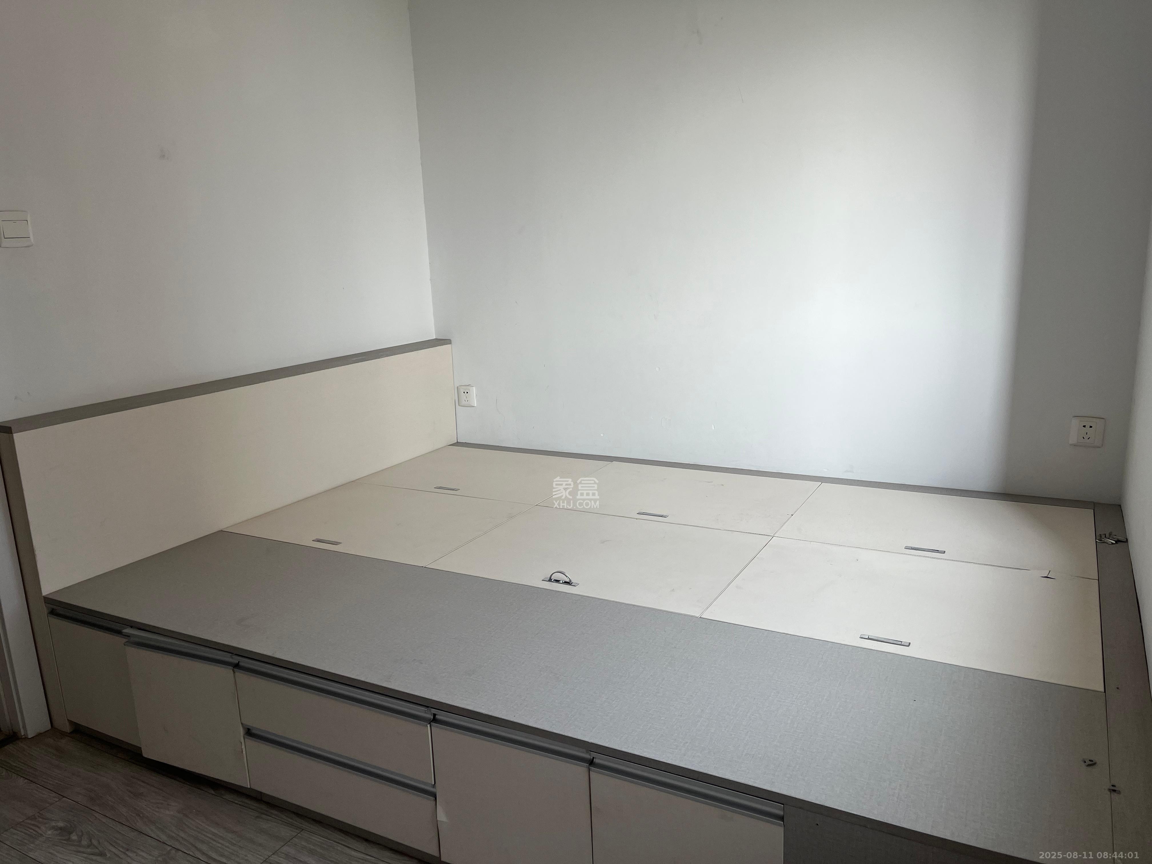 三一街区  4室2厅2卫   1800.00元/月室内图
