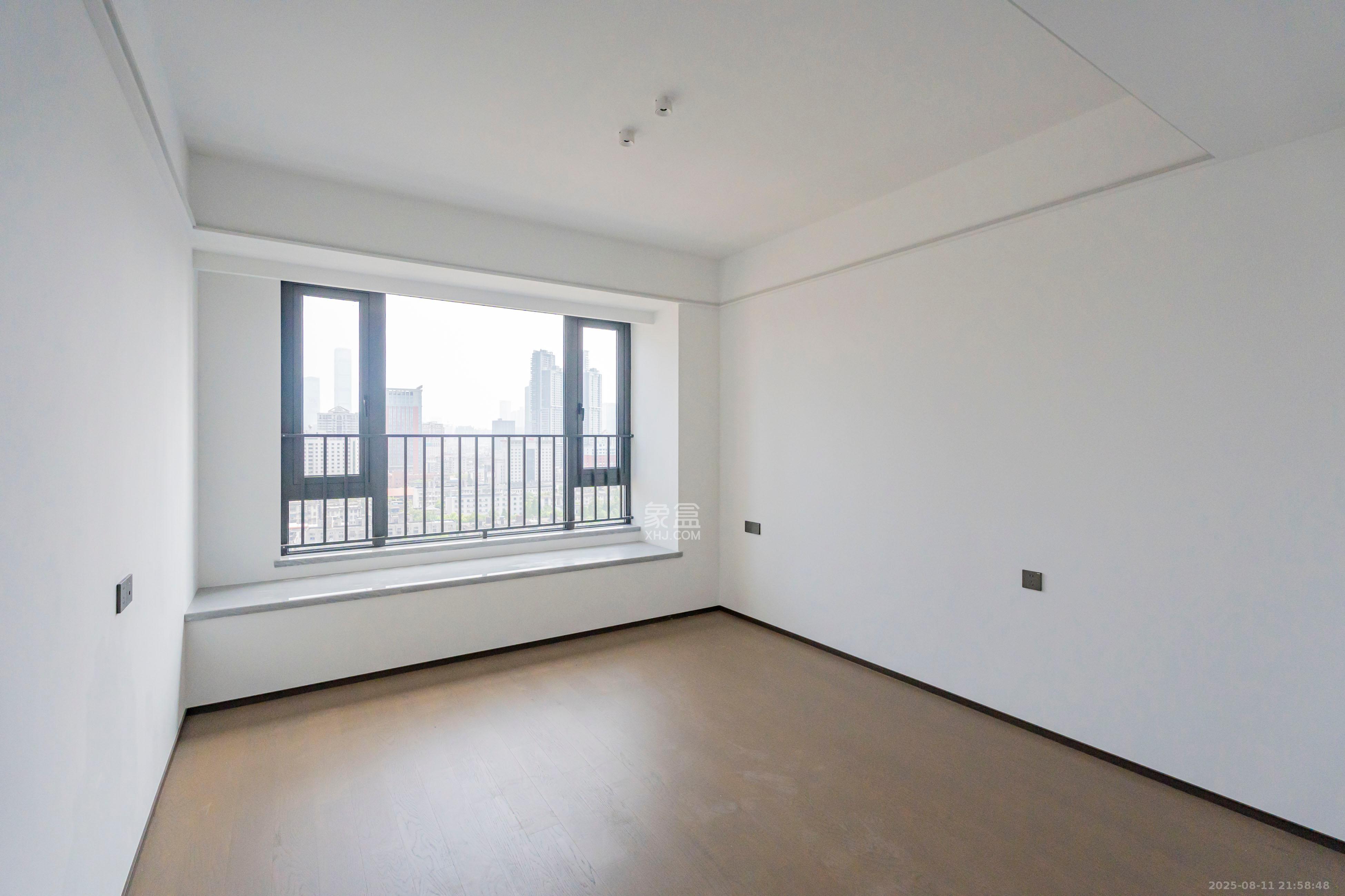 建发养云  4室2厅3卫   580.00万卧室
