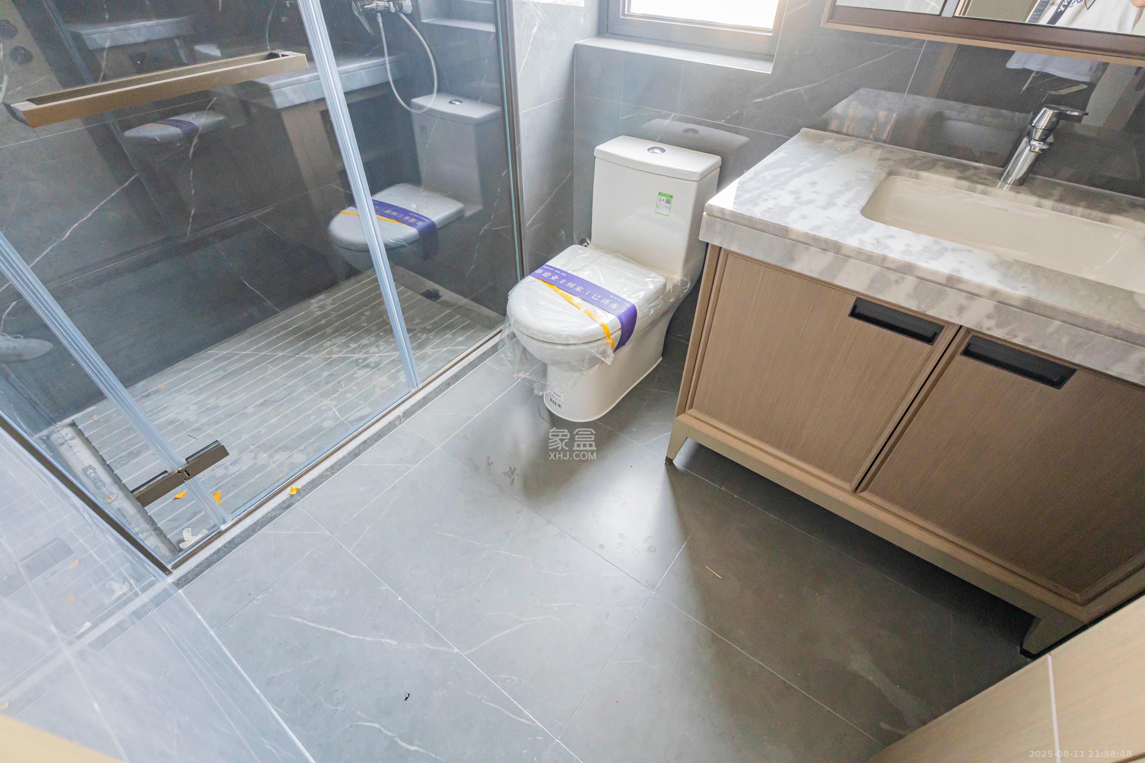 建发养云  4室2厅3卫   580.00万卫生间