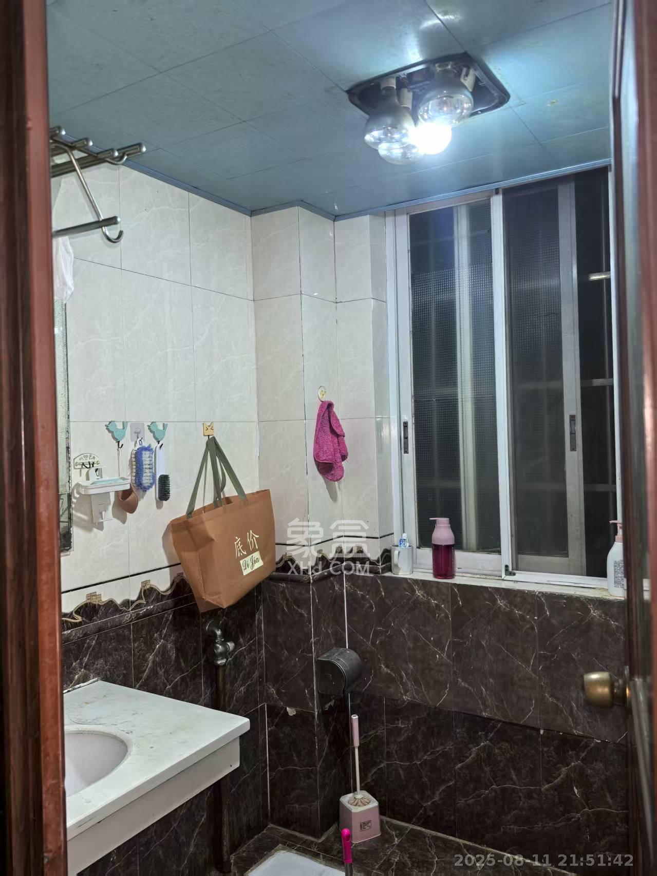 山水人家三期 3室2厅2卫 1800.0元/月 山水人家三期 3室2厅2卫 1800.0元/月室内图