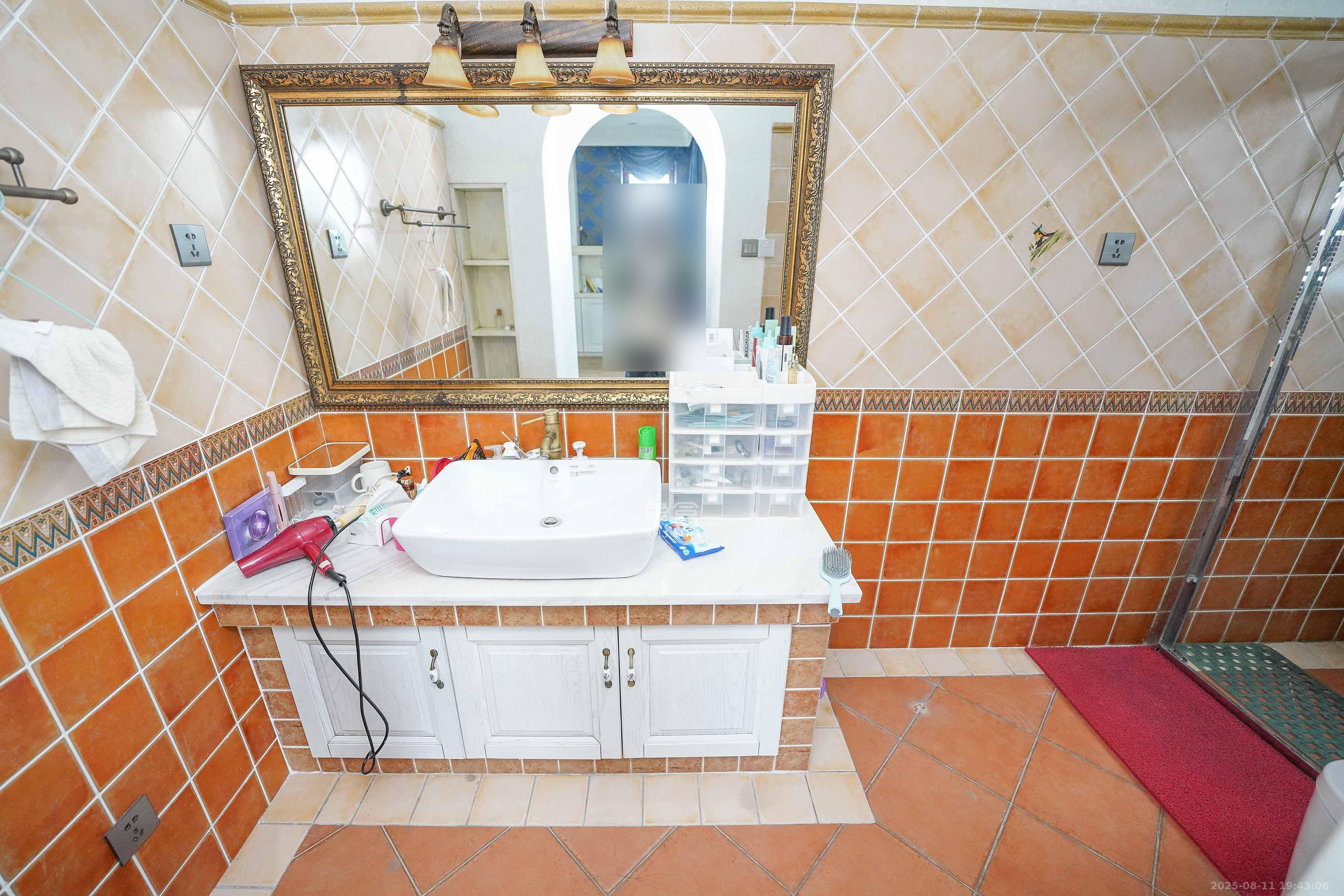 格兰小镇  6室2厅4卫    638.0万 格兰小镇  6室2厅4卫    638.0万卫生间