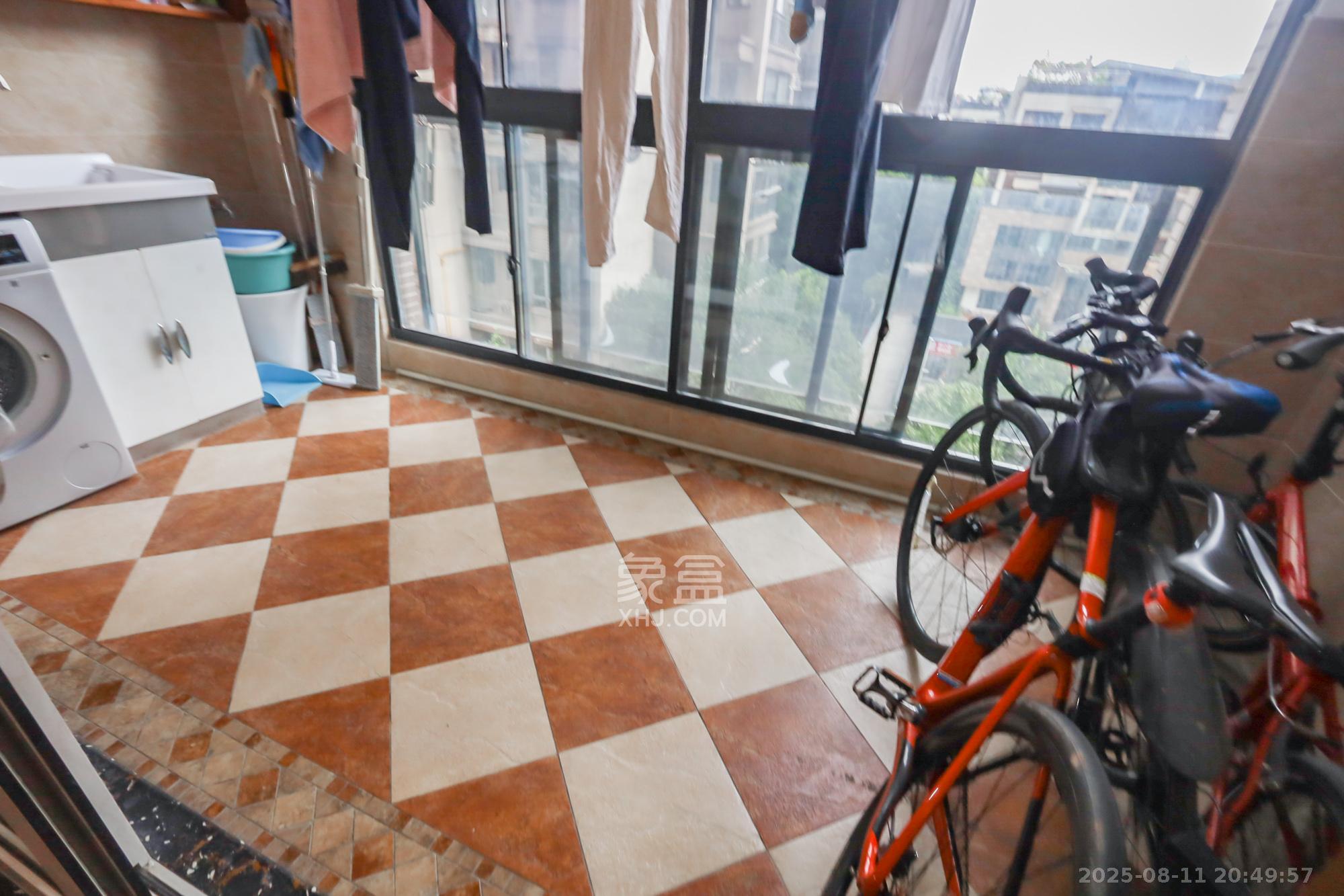 西山汇景一、二期  3室2厅2卫    196.0万阳台