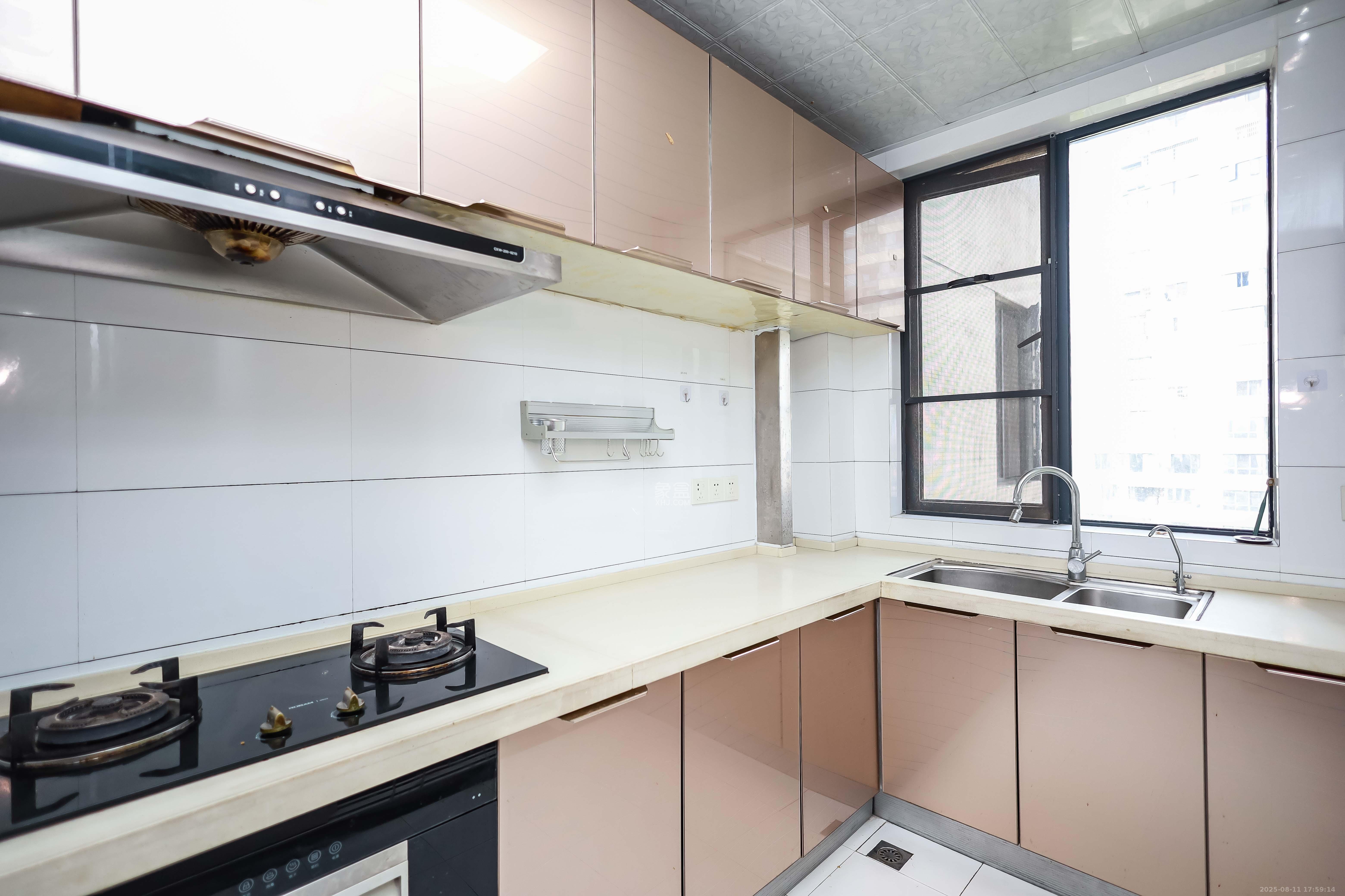 长房时代城  4室2厅2卫    165.0万厨房