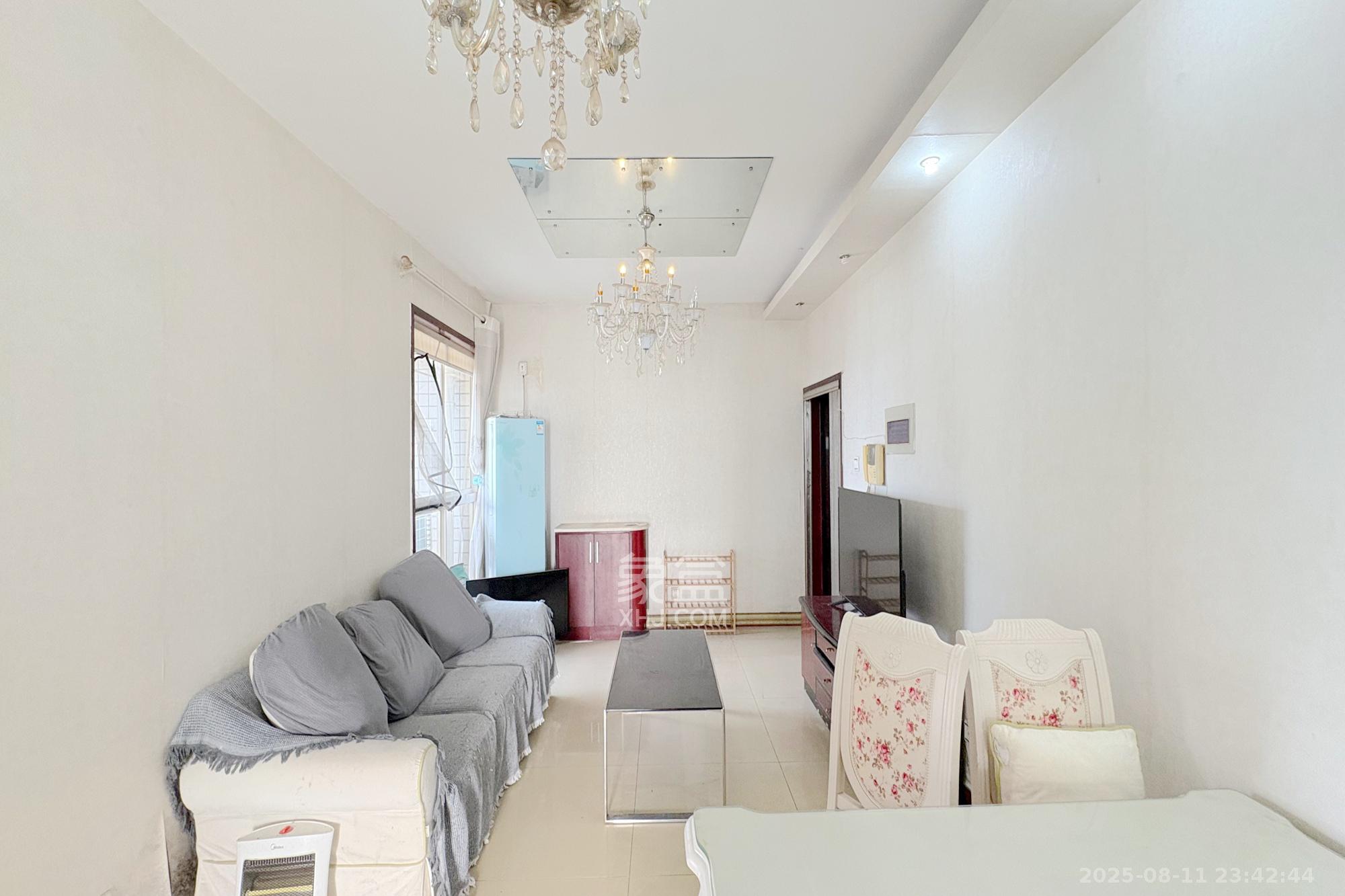 新楚天扶华庭  2室1厅1卫    68.0万客厅