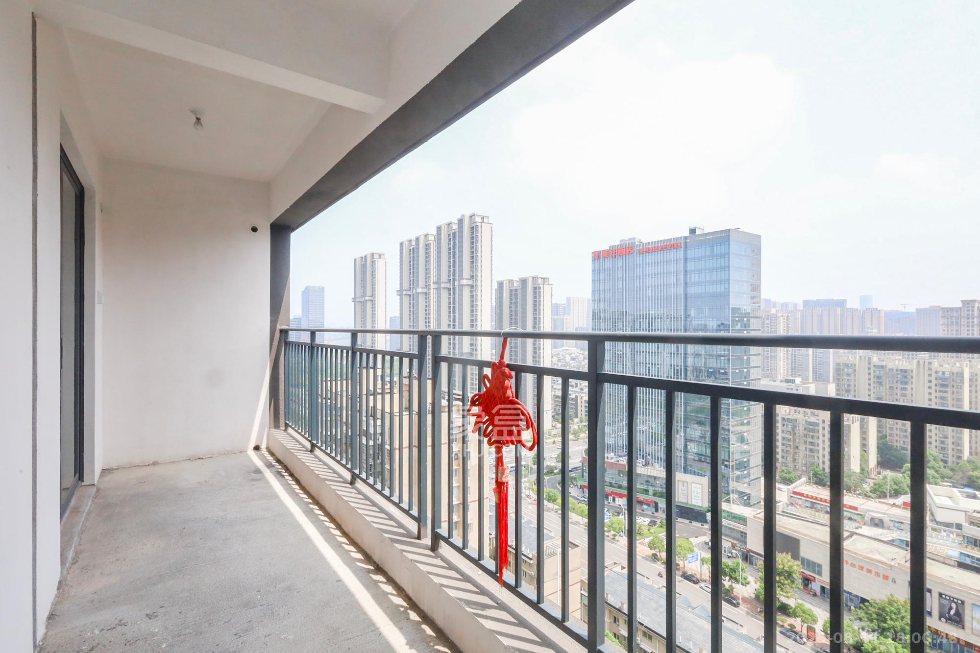 轨道中建麓江府  4室2厅2卫   199.00万阳台