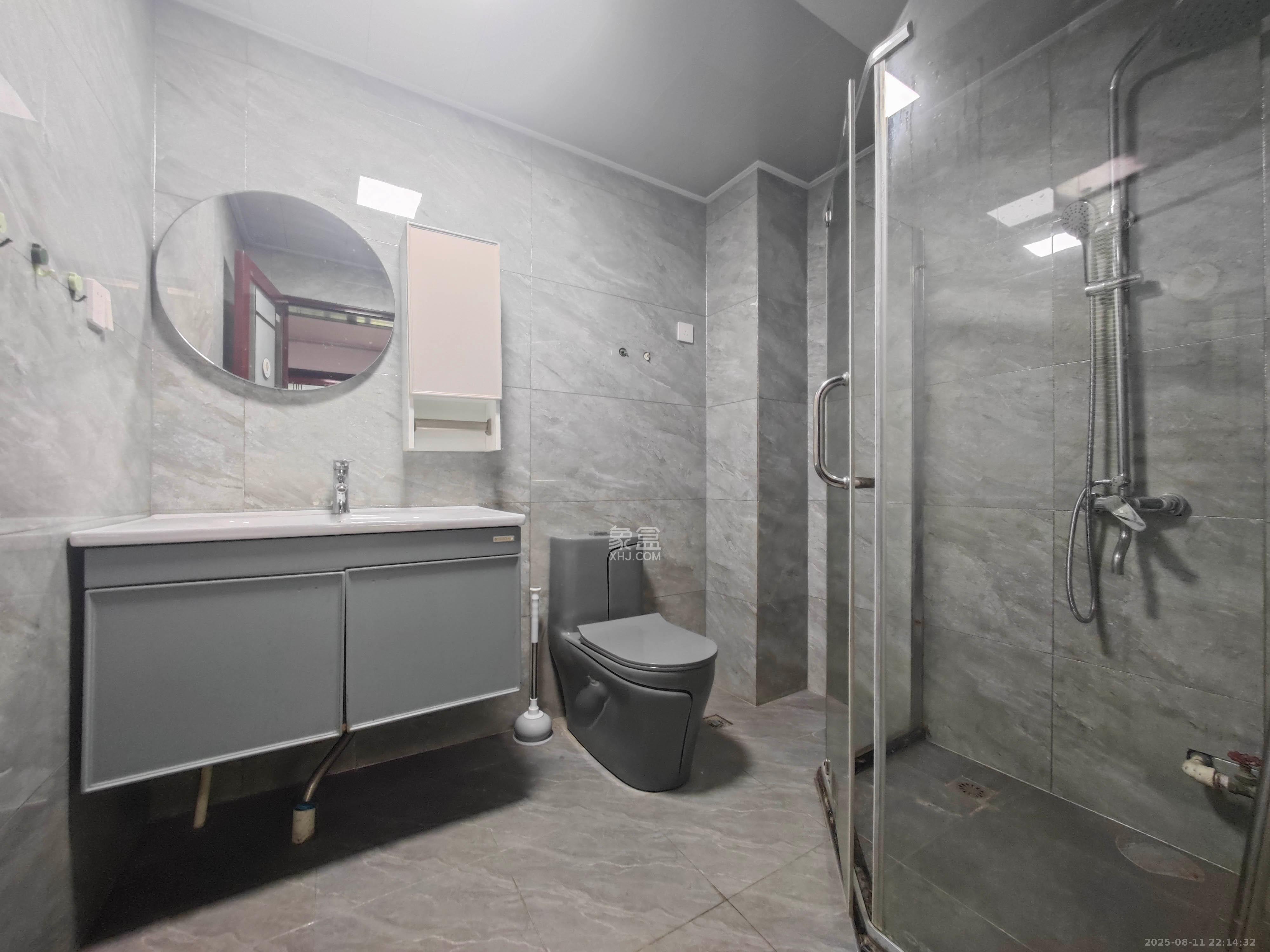 华盛世纪新城 4室2厅1卫 95.0万 华盛世纪新城 4室2厅1卫 95.0万卫生间