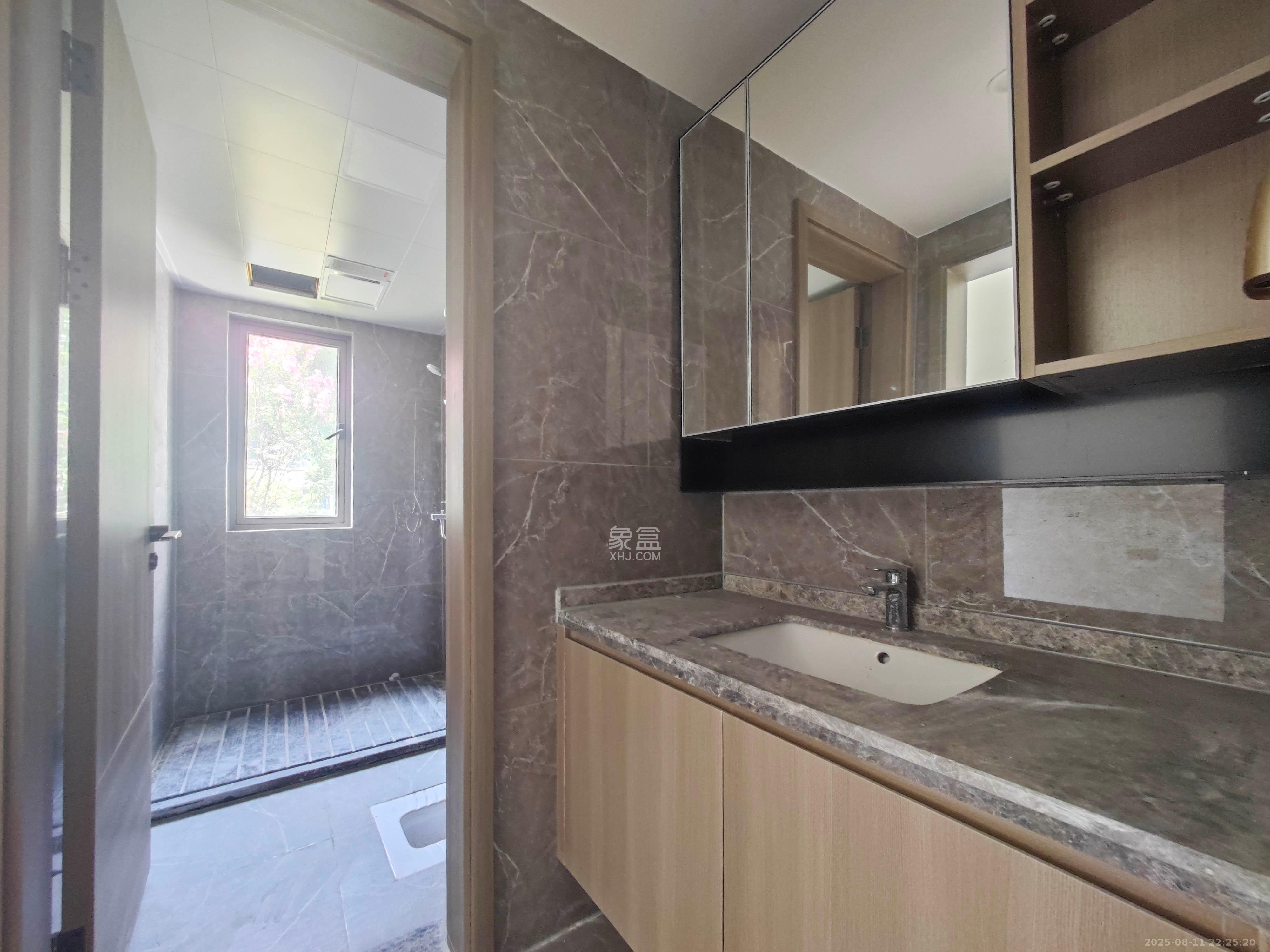 弘阳阳光城天宸府  4室2厅2卫    196.0万卫生间