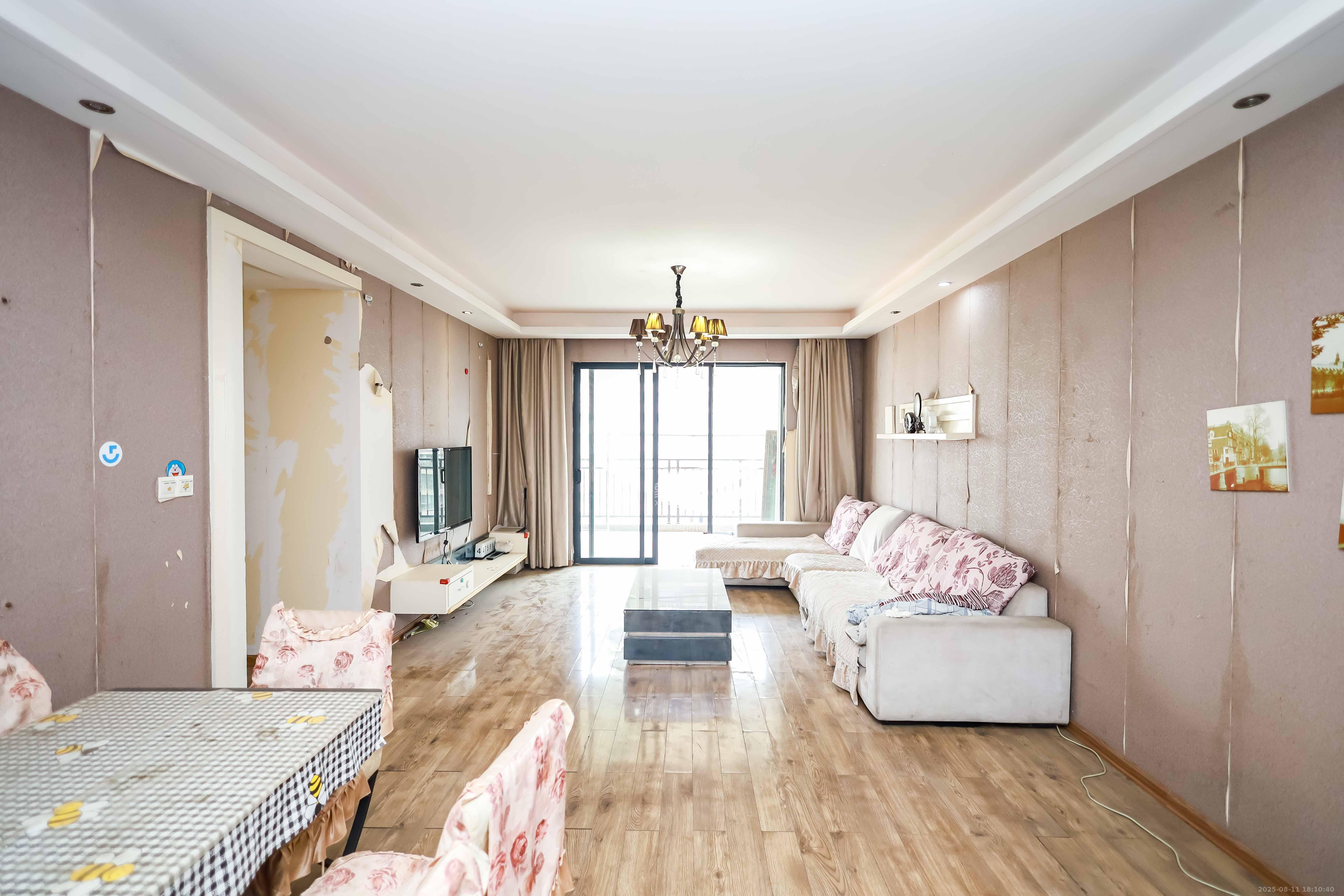 莱茵城  3室2厅2卫    108.0万 莱茵城  3室2厅2卫    108.0万客厅