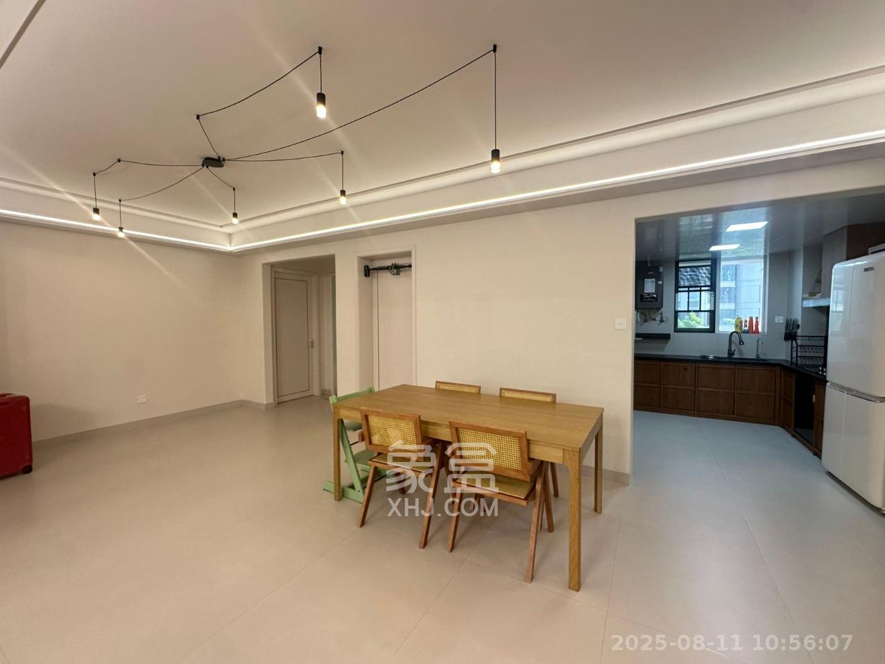 绿地V岛  4室2厅2卫   6500.00元/月室内图