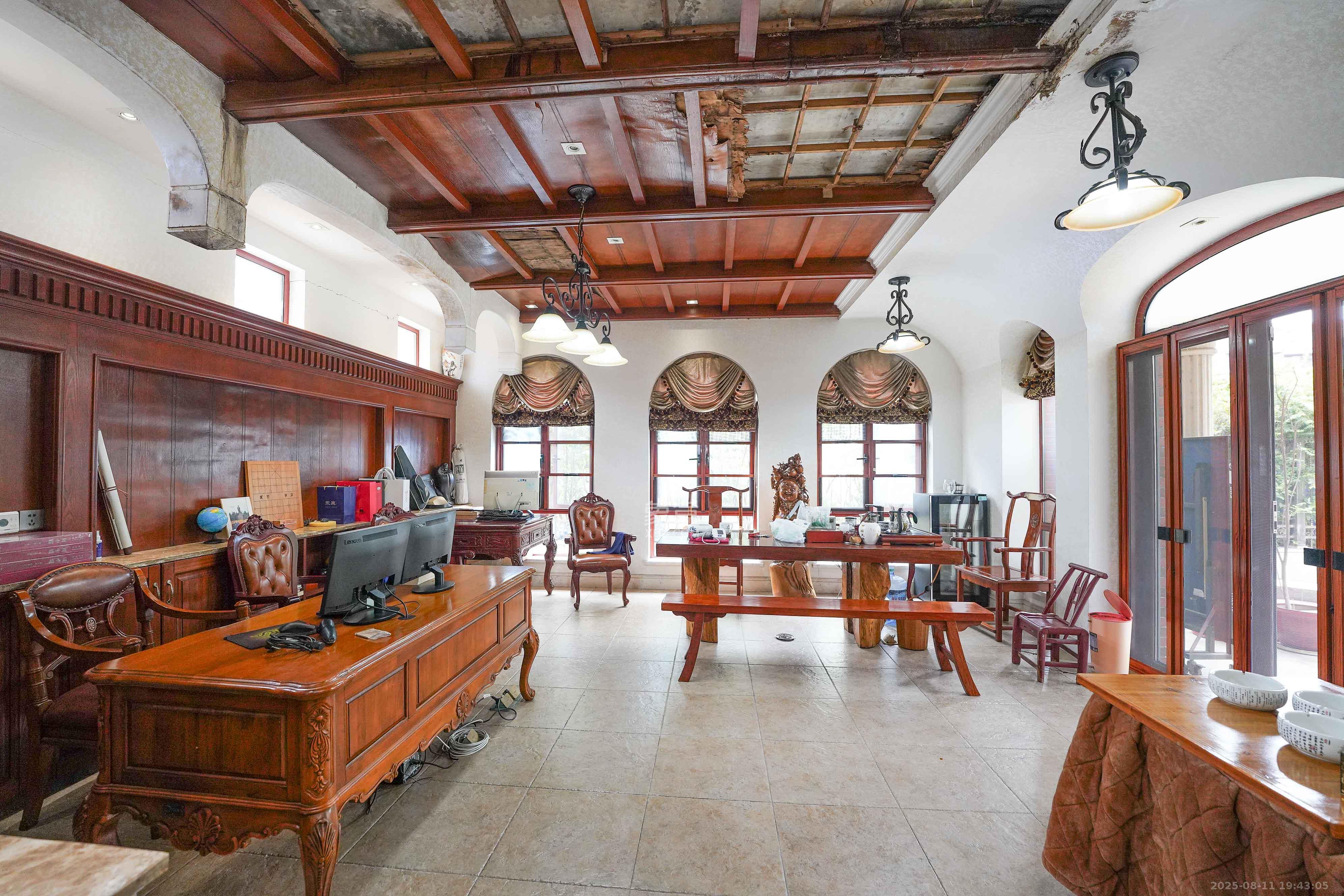 格兰小镇  6室2厅4卫    638.0万 格兰小镇  6室2厅4卫    638.0万客厅